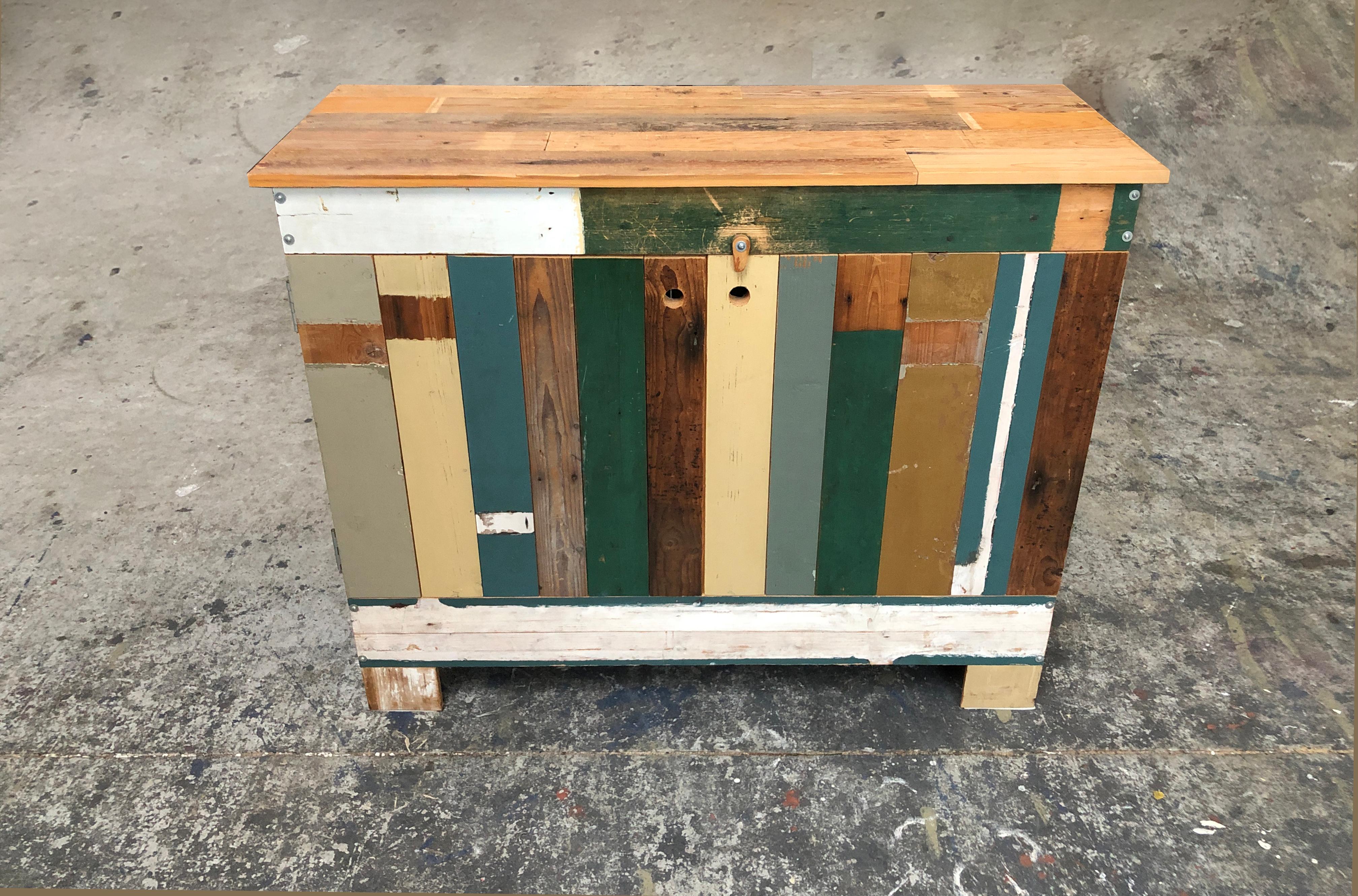 Début (2006) Signature Piet Hein Eek bois de rebut durable Armoire/Commode. - Un classique du design néerlandais !

La série de meubles Classic scrapwood a été la première de Piet Hein Eek à explorer le matériau scrapwood, et est méticuleusement