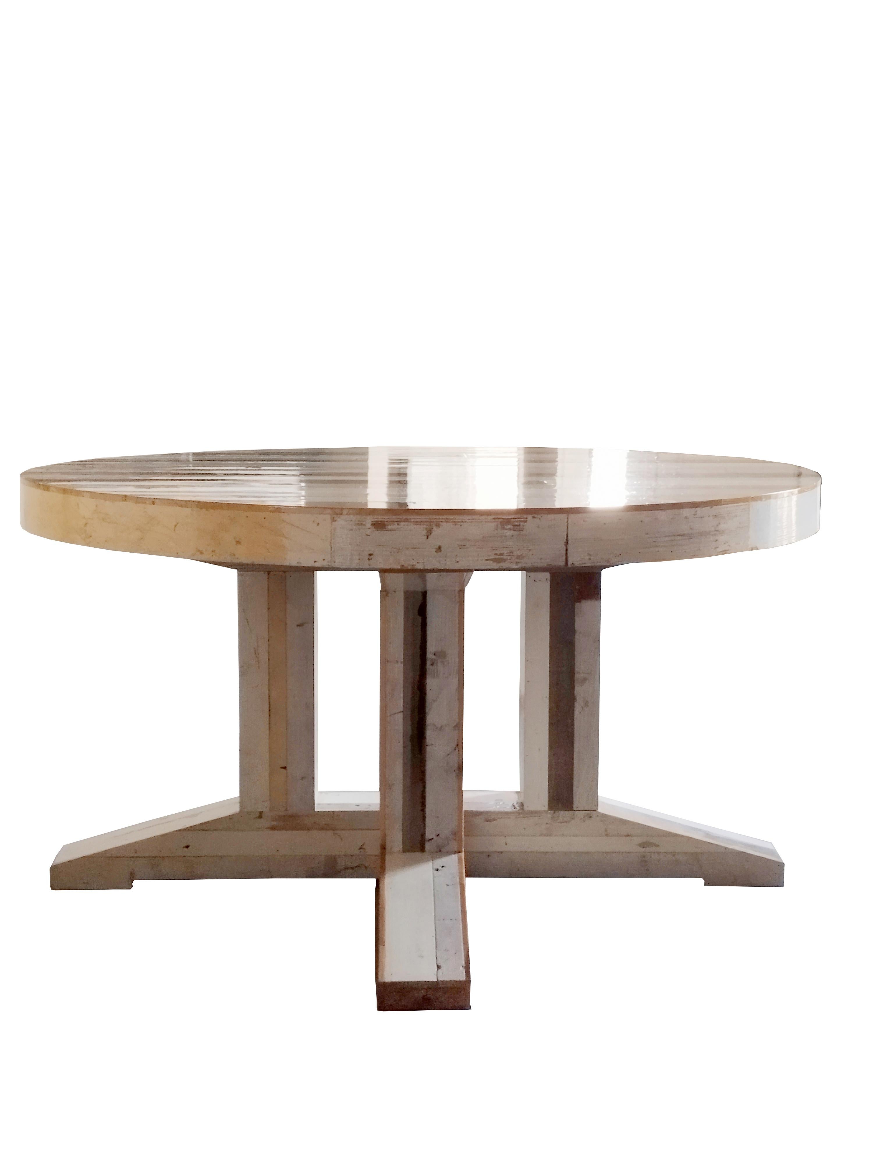 La table de cantine en bois de rebut Mod.2630F Tondo est l'une des pièces les plus importantes de Piet Hein Eek. Inspiré par les éléments laissés par le processus de fabrication, Piet a décidé un jour d'expérimenter avec du bois de récupération.