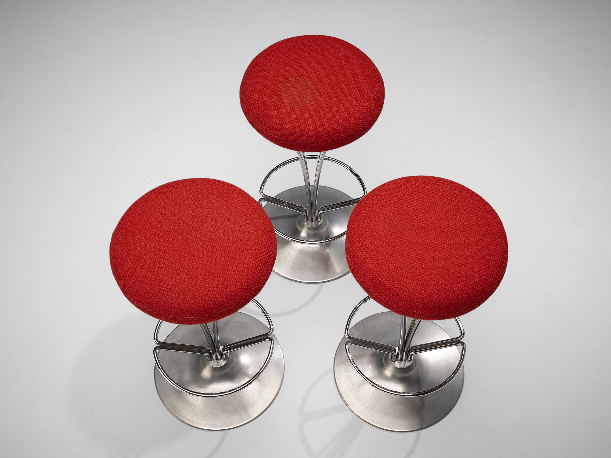 Fin du 20e siècle Piet Hein pour Fritz Hansen - Ensemble de trois tabourets de bar en métal avec sièges rouges en vente