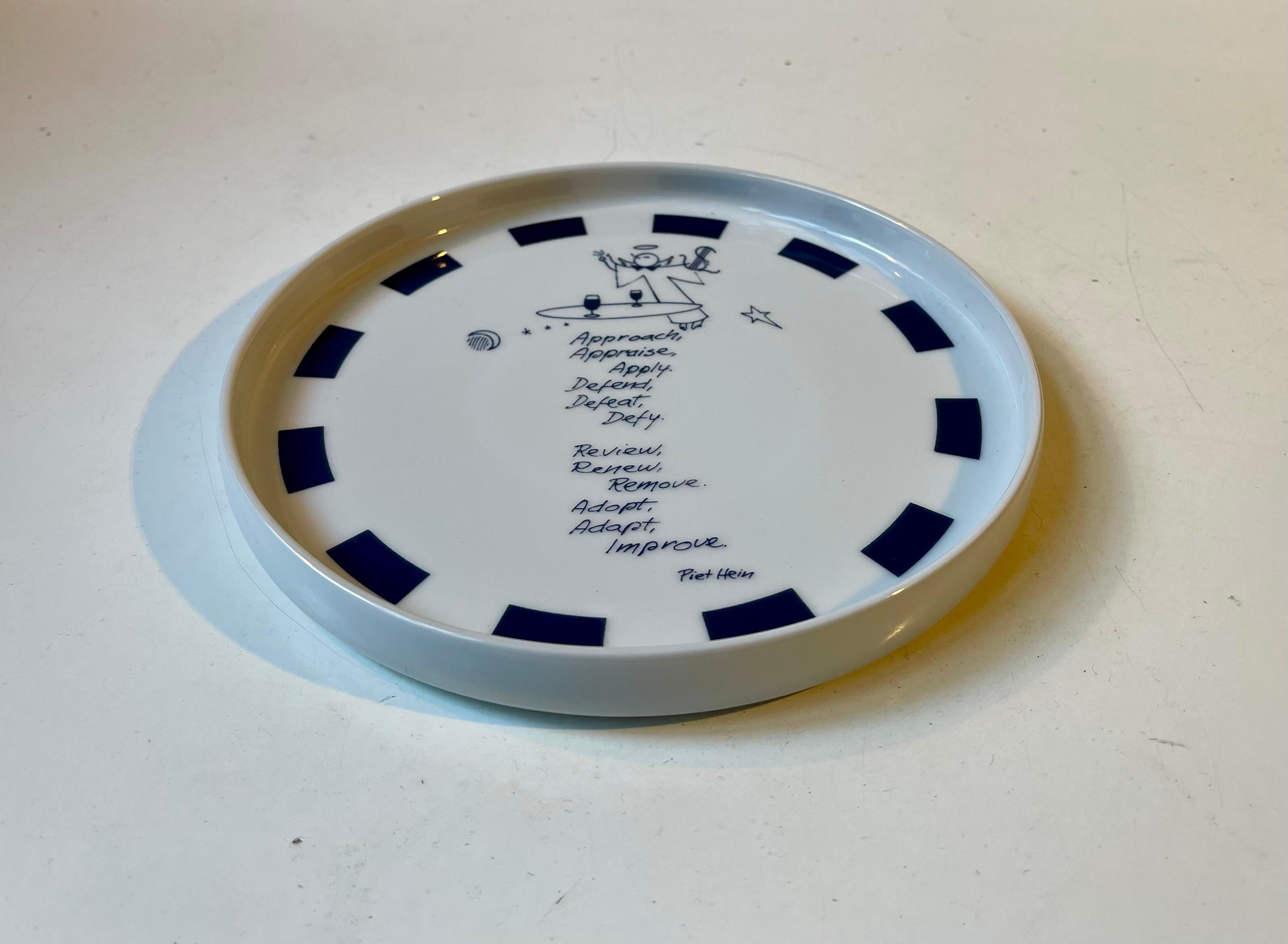 Piatto o posacenere circolare in porcellana bianca con citazione popolare firmata di Piet Hein in blu. Realizzato con il permesso di Hein da Millhouse in Danimarca durante gli anni '90. 

Misure: Diametro: 19 cm, Altezza: 2,3 cm.