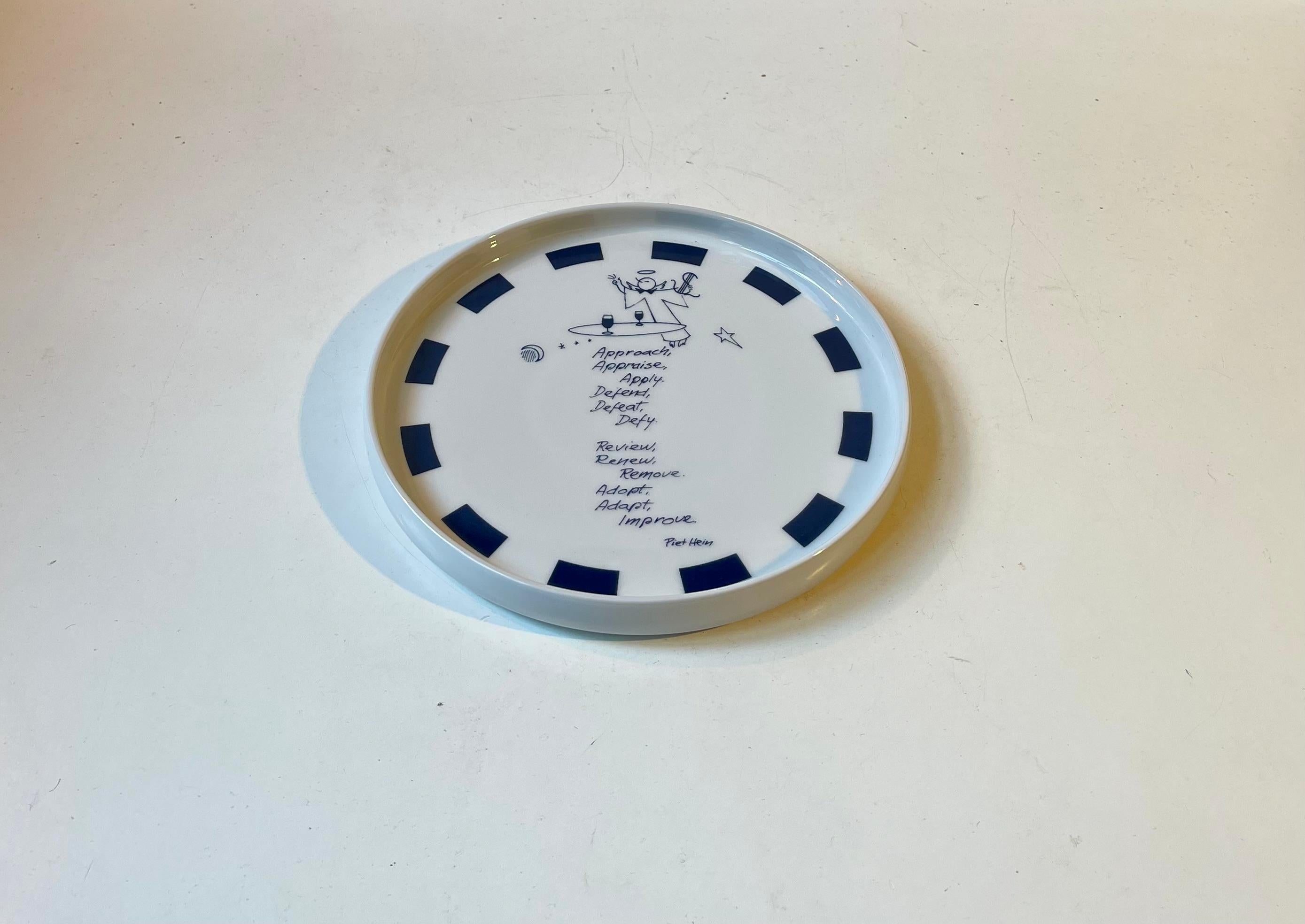 Moderno Piatto con citazione di Piet Hein in porcellana bianca in vendita
