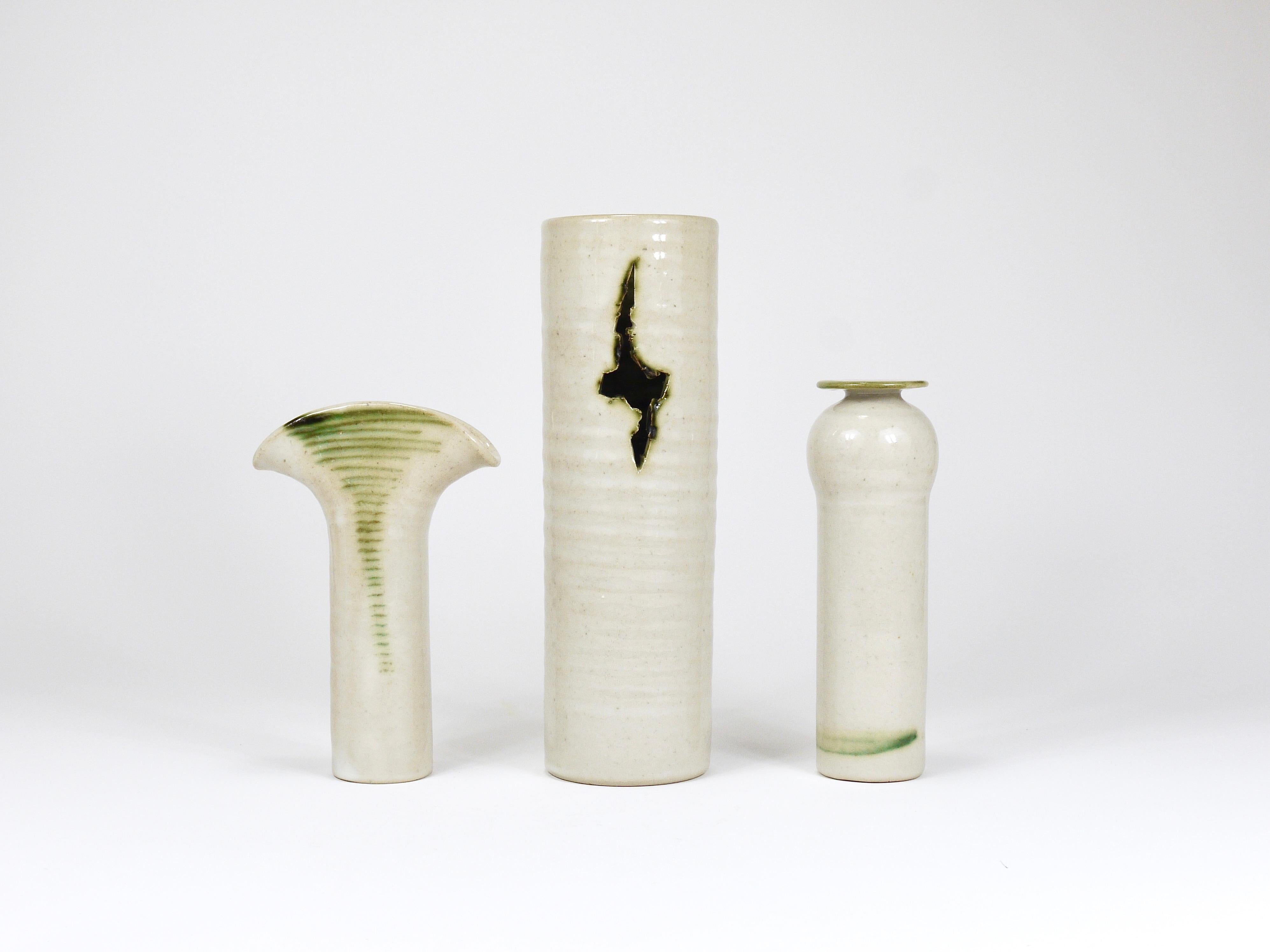 Conjunto de tres bellos y decorativos jarrones de estudio hechos a mano por el diseñador holandés Piet Knepper, fabricados artesanalmente en la década de 1970 por Mobach Keramiek Pottery de Utrecht (Países Bajos). Adquirimos este maravilloso
