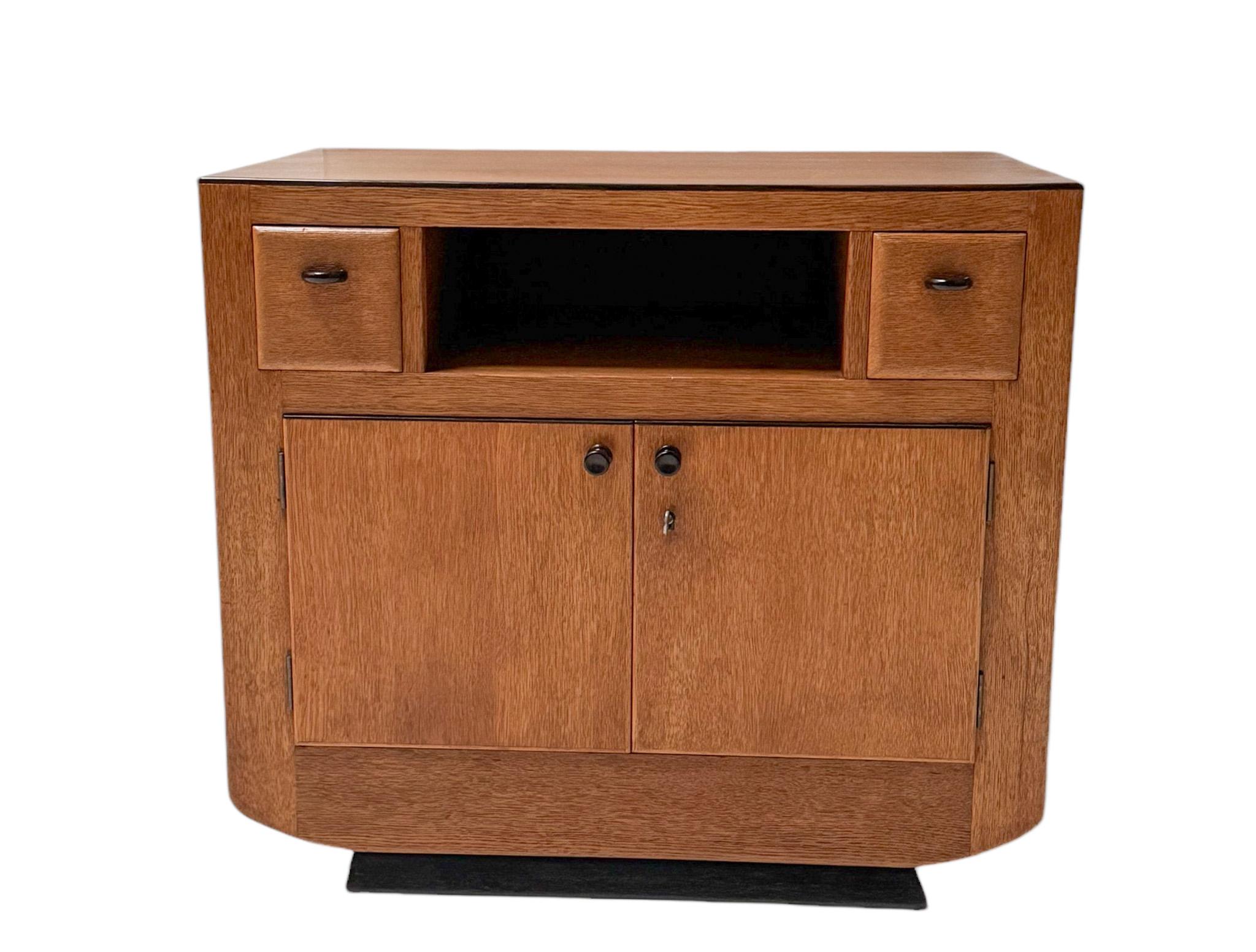 Magnífico y rarísimo armario de la Escuela Art Decó de Ámsterdam.
Diseño de Piet Kramer para
Llamativo diseño holandés de los años 1930.
Base de madera maciza de roble y contrachapado de roble sobre soporte decorativo original lacado en negro.
Los