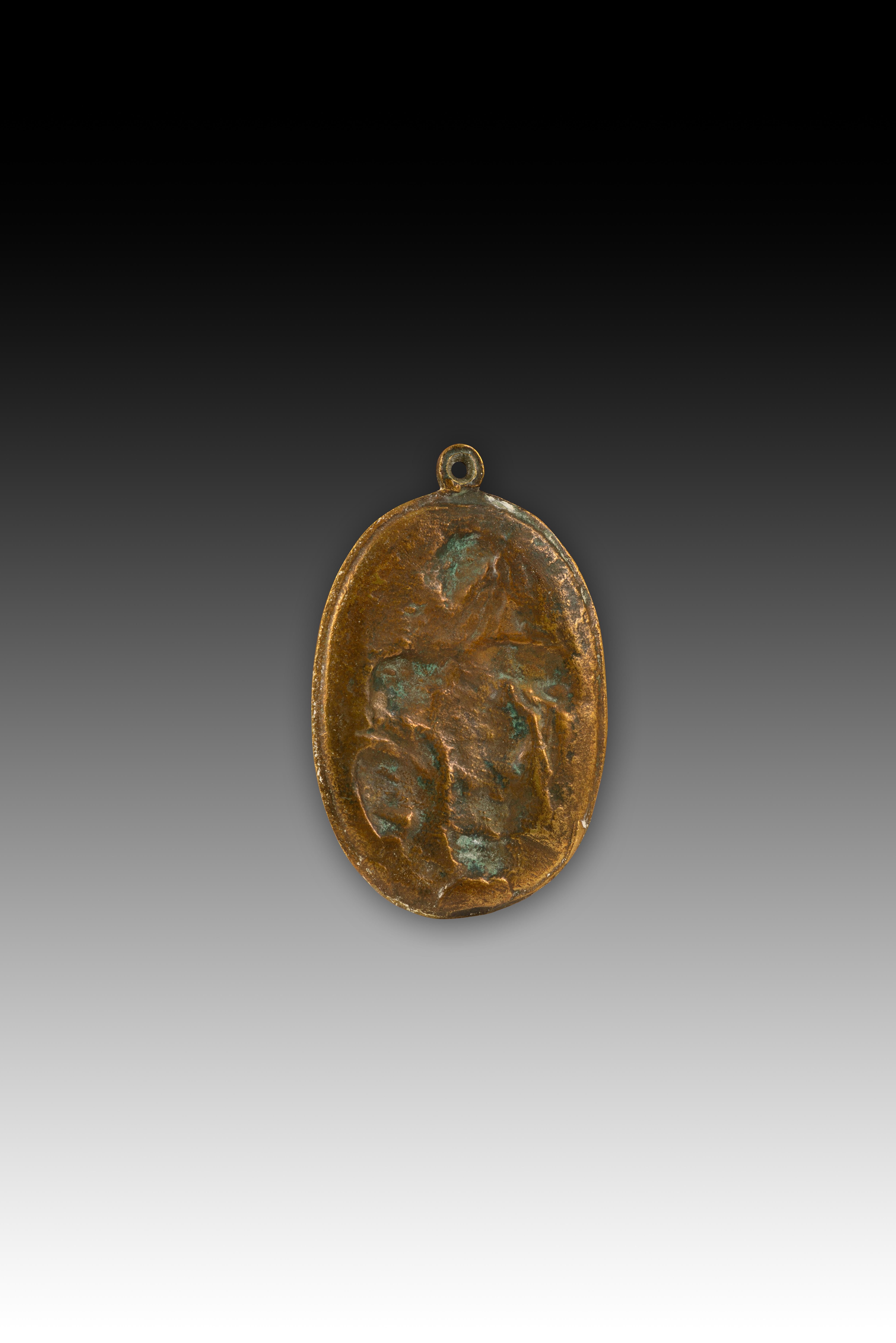  Pietà, Andachtstafel. Bronze. Spanische Schule, 17. Jahrhundert, nach dem Vorbild von Guglielmo DELLA PORTA. 
Ovale Andachtstafel aus Bronze mit einem Ring an der Spitze und einem geformten Rahmen mit einer inneren Streifenlinie, die eine religiöse