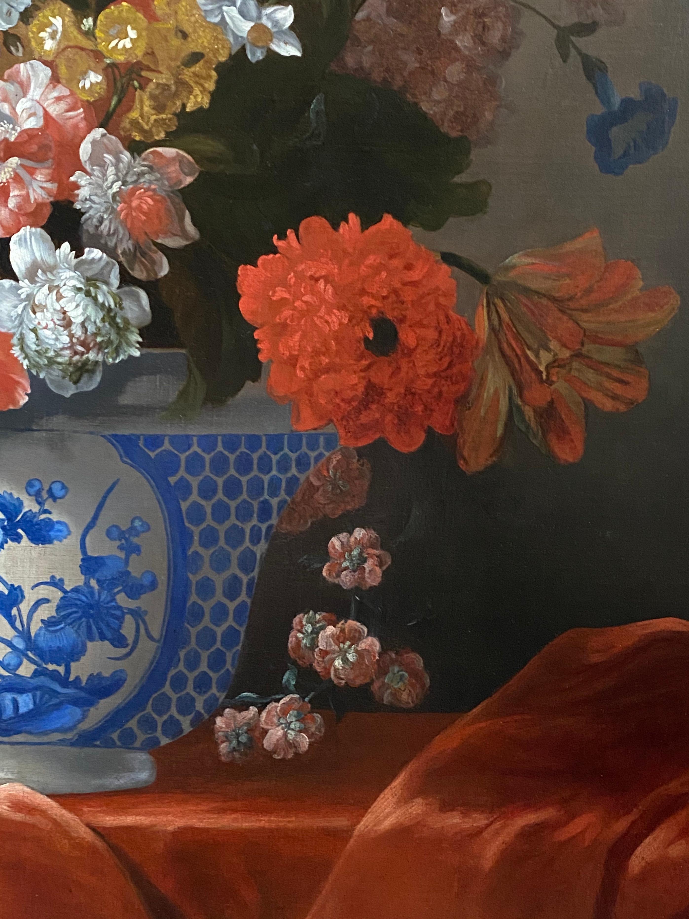Nature morte florale hollandaise du 18e siècle avec un bol chinois et une draperie orange - Noir Interior Painting par Pieter Casteels III