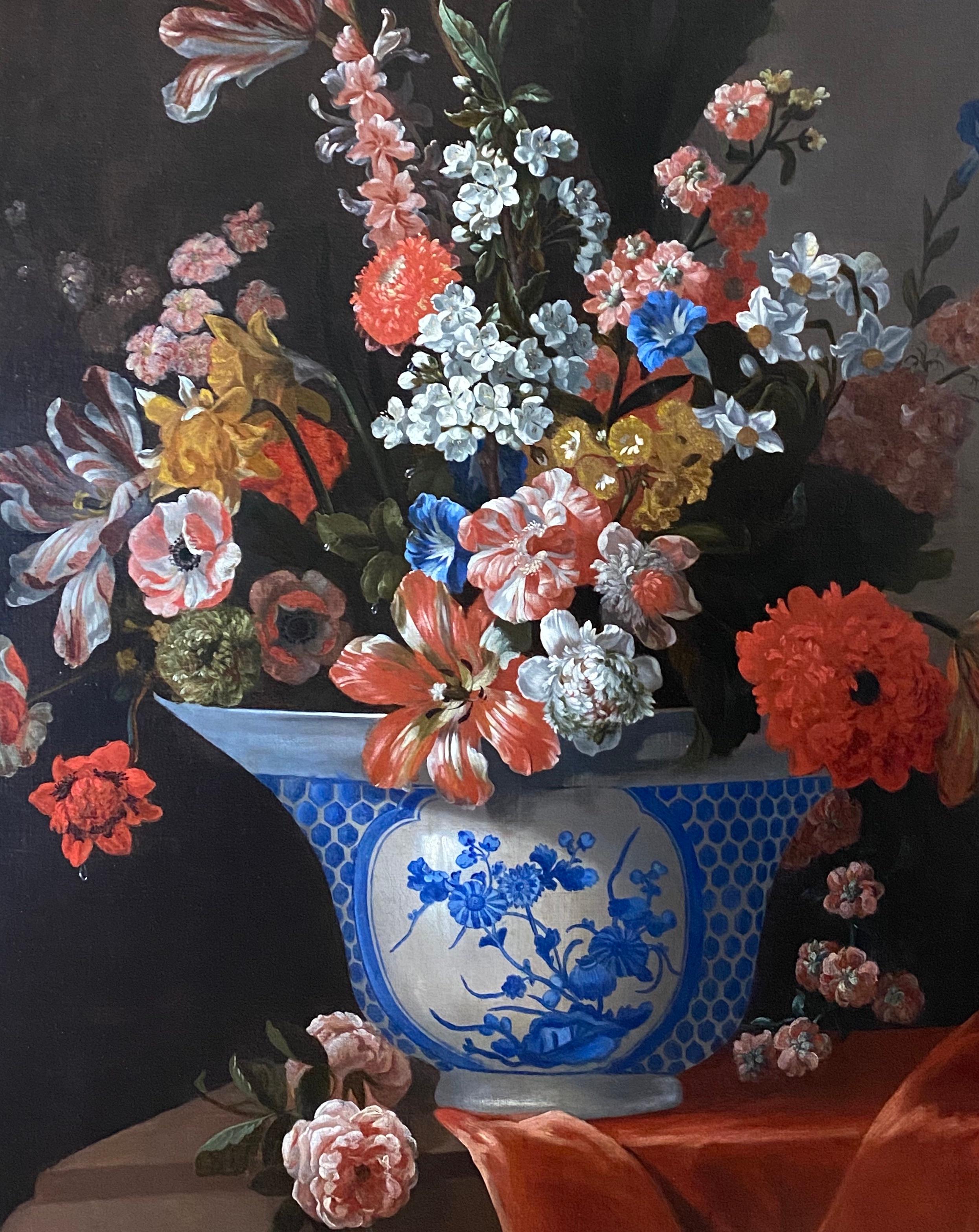 Nature morte florale hollandaise du 18e siècle avec un bol chinois et une draperie orange en vente 3