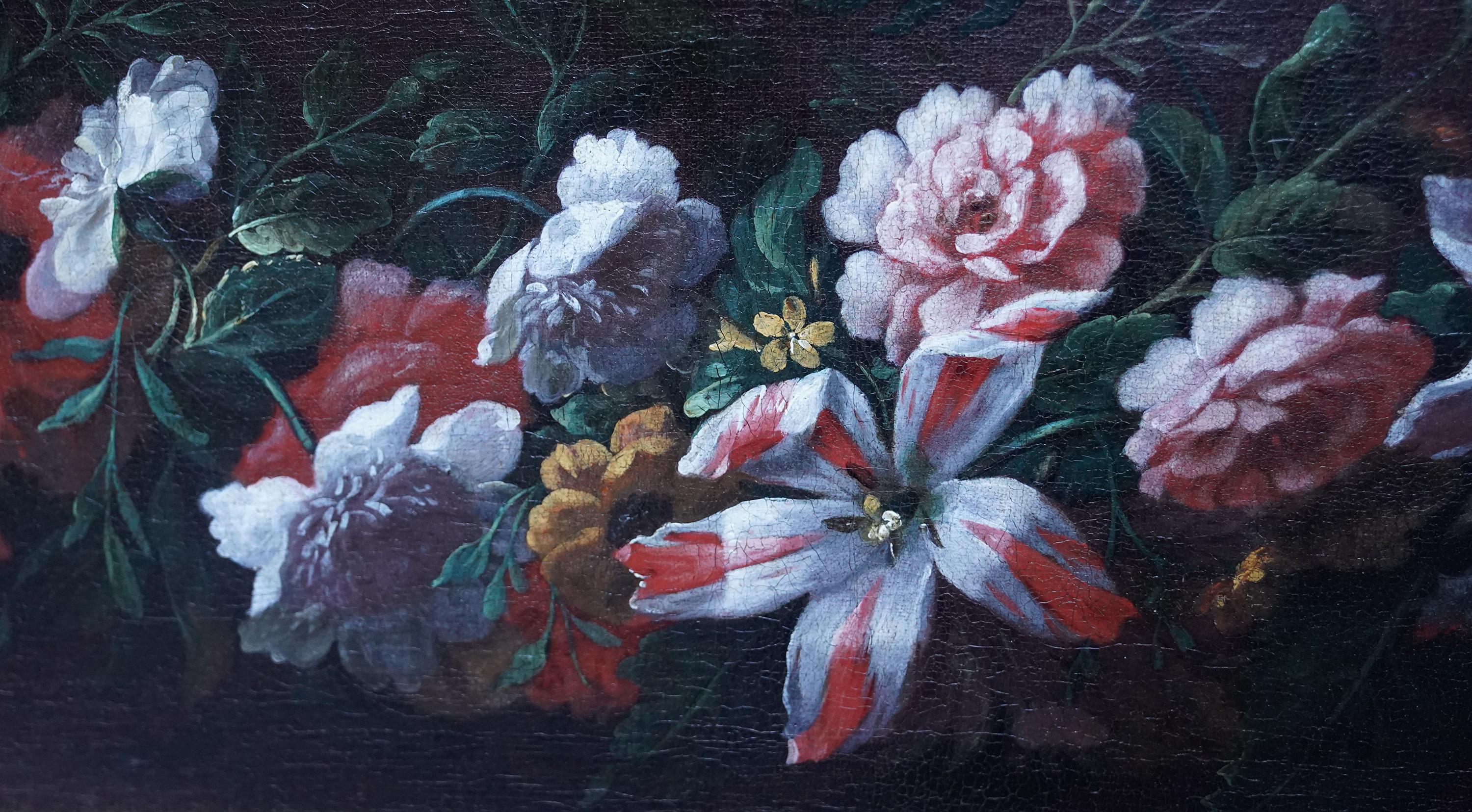 Dieses prächtige Ölgemälde eines Blumenstilllebens aus dem 18. Jahrhundert wird dem flämischen Künstler Pieter Casteels III. zugeschrieben. Um 1730 gemalt, handelt es sich um eine Blumengirlande oder einen Blumenstrauß, wie sie von Casteels häufig