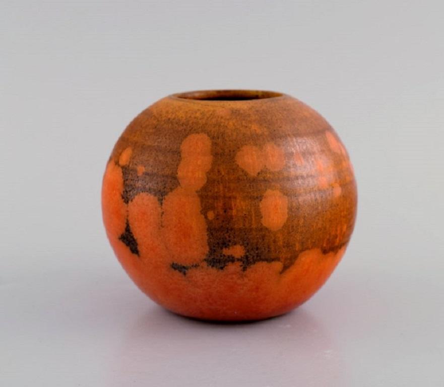 Pieter Groeneveldt (1889-1982), Dutch ceramicist. 
Round unique vase in glazed ceramics. Beautiful glaze in orange shades. 
Mid-20th century.
Measures: 11 x 9 cm.
In excellent condition.
Stamped.