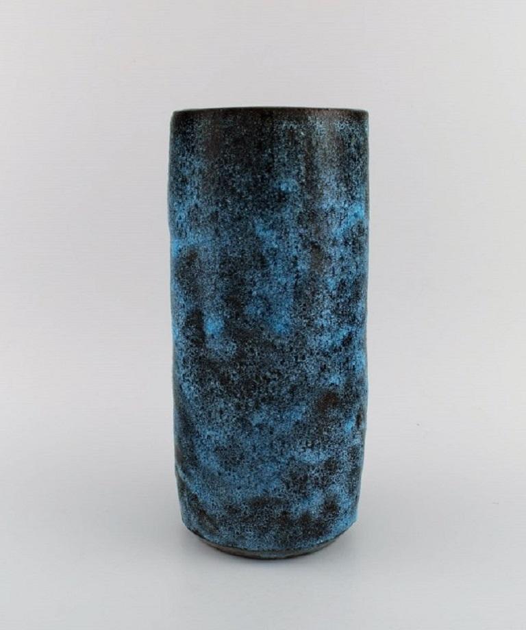 Pieter Groeneveldt (1889-1982), Dutch ceramist. 
Cylindrical unique vase in glazed stoneware. 
Beautiful glaze in blue and dark shades. Mid-20th century.
Measures: 27.5 x 12 cm.
In excellent condition.
Stamped.