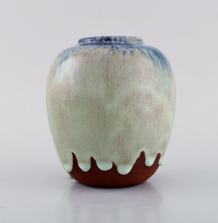 Pieter Groeneveldt (1889-1982), Dutch ceramicist. Unique vase in glazed ceramics. Beautiful running glaze. Mid-20th century.
Measures: 13 x 12 cm.
In excellent condition.
Stamped.

Pieter Groeneveldt was a Dutch artist and ceramist who was