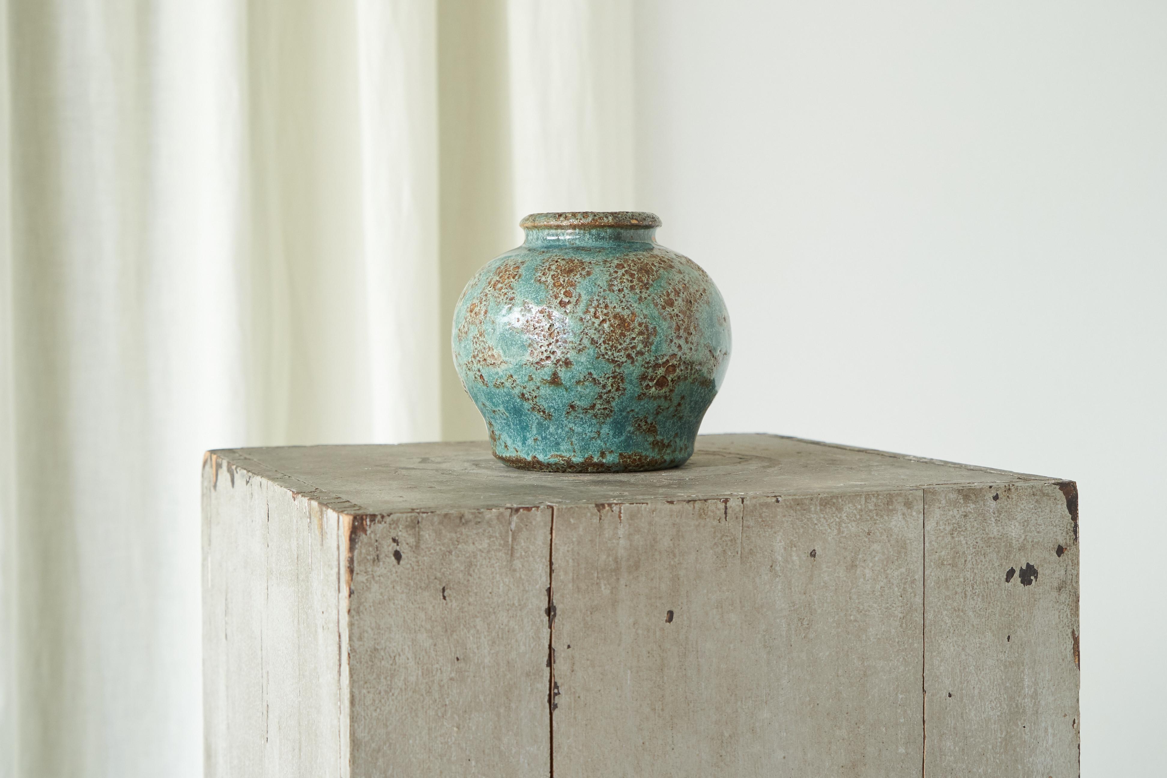 Vaso in Studio Pottery di Pieter Groeneveldt, Olanda, anni '40.

Questo è un meraviglioso vaso turchese in studio Pottery del famoso artista Pieter Groeneveldt (1889-1982). 

Presenta una forma senza tempo e bellissimi colori, combinati con una