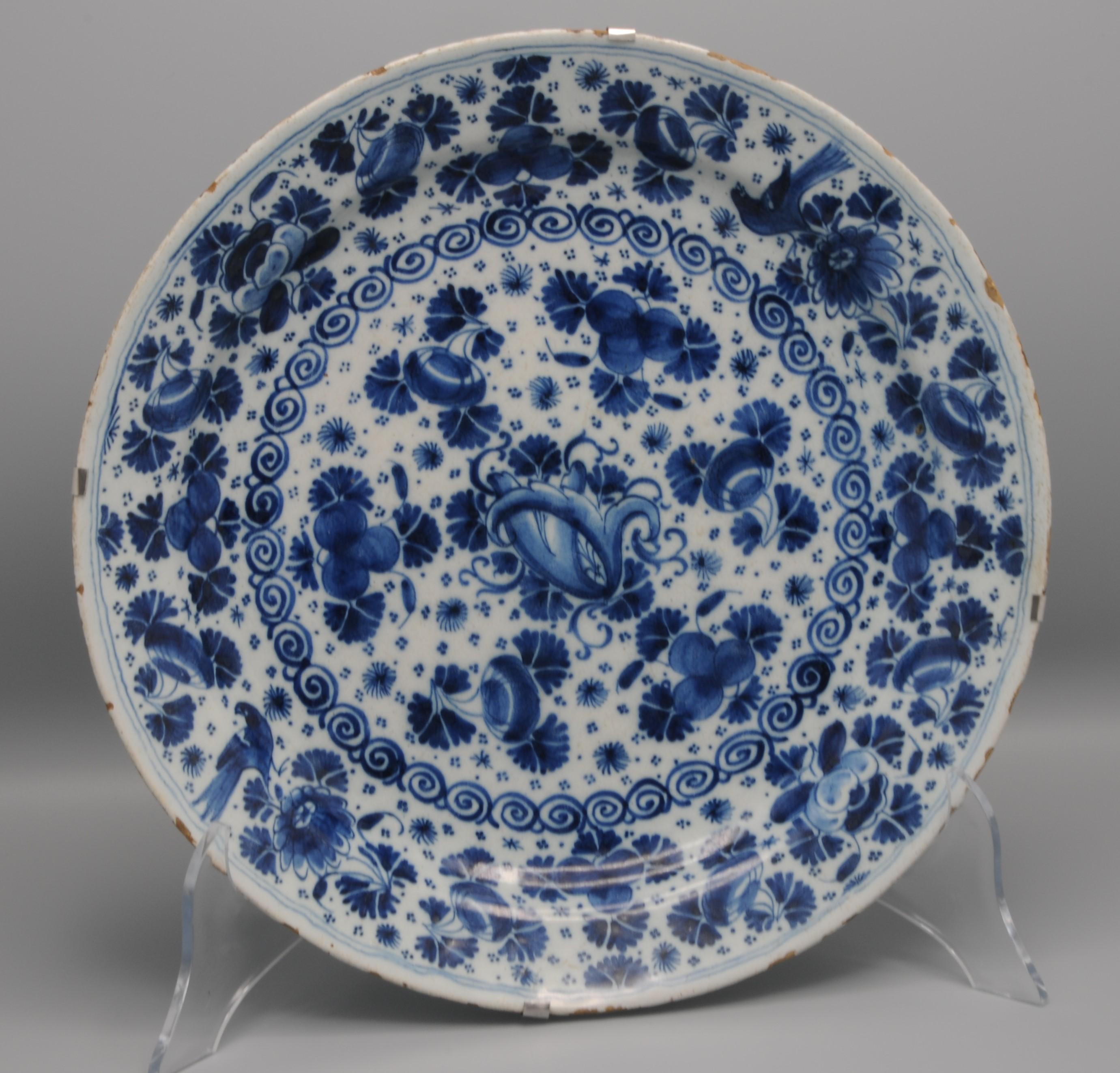Plato de Delft azul de principios del siglo XVIII con decoración muy nítida de 