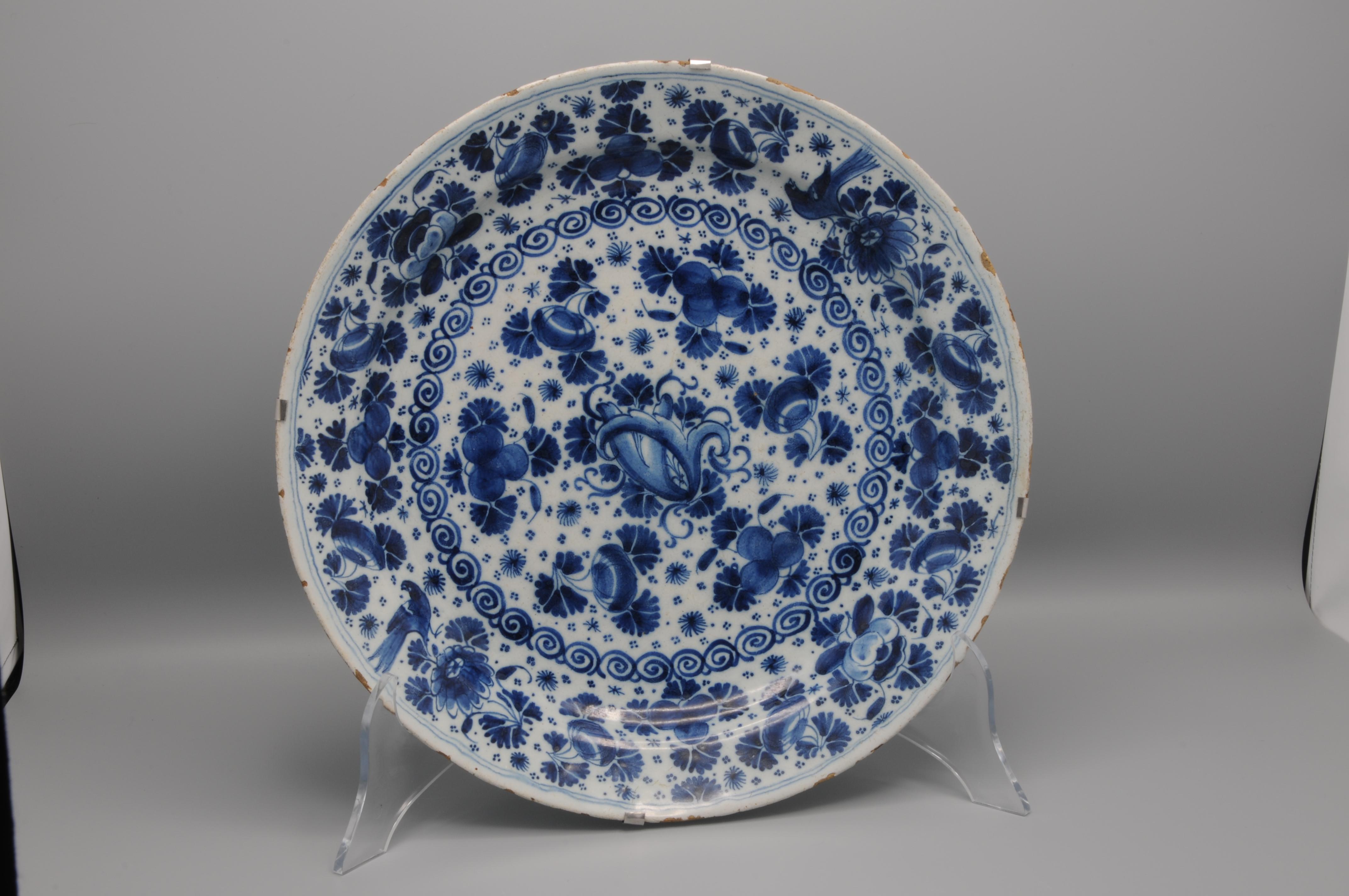 William and Mary Pieter Kam, Delft - Large Charger with 'Parsley / mille fleurs' decor For Sale