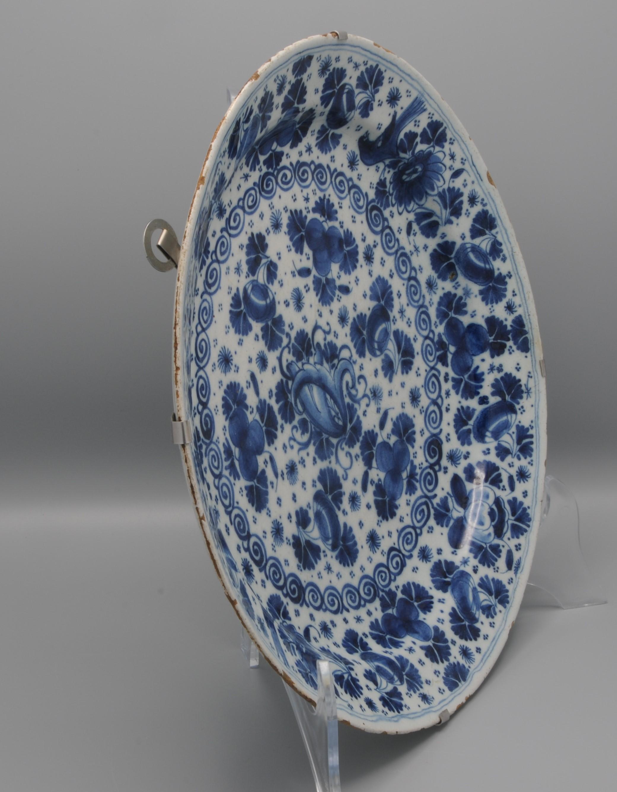 Pieter Kam, Delft - Large Charger with 'Parsley / mille fleurs' decor In Good Condition For Sale In DELFT, NL