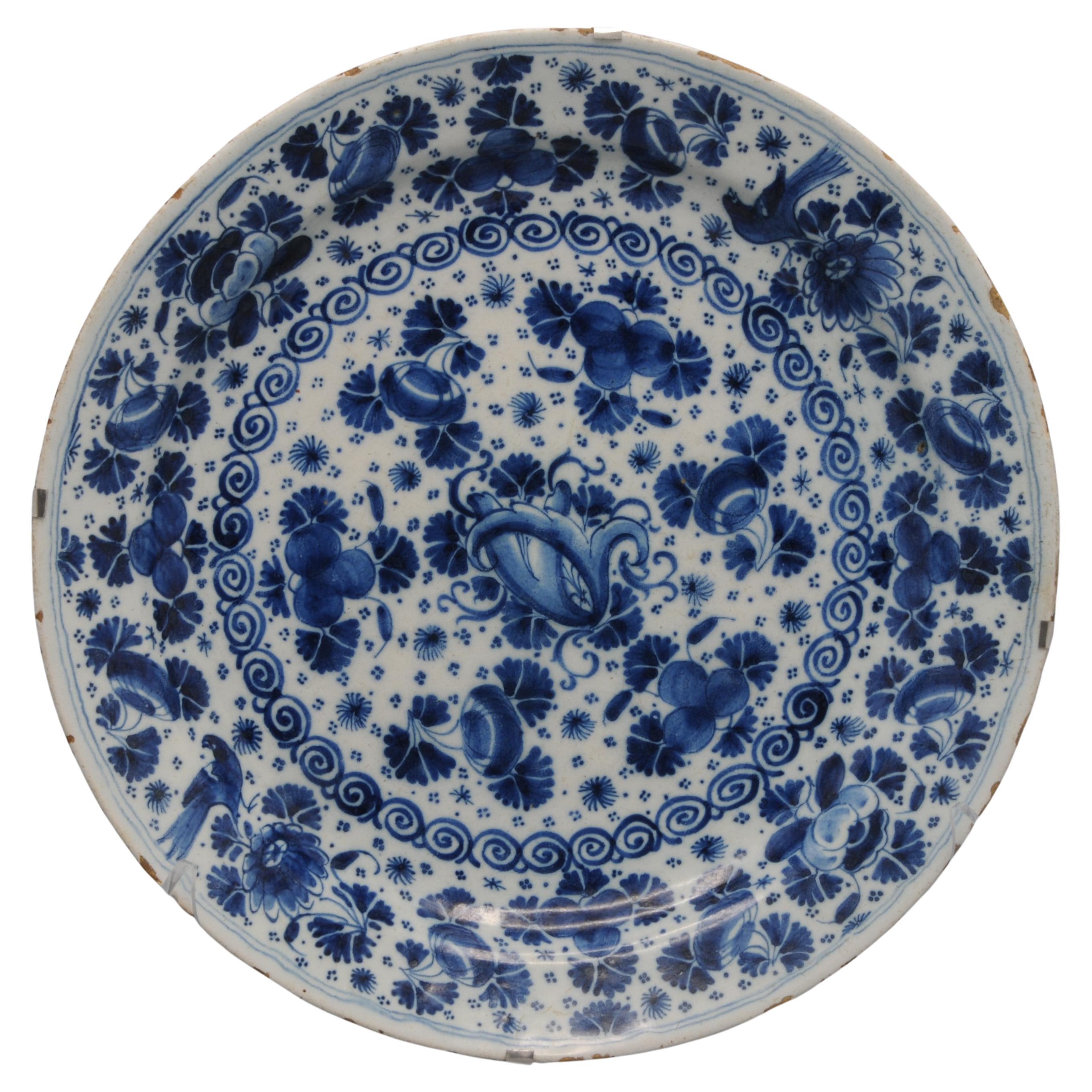 Pieter Kam, Delft - Cargador grande con decoración "Perejil / mil flores en venta