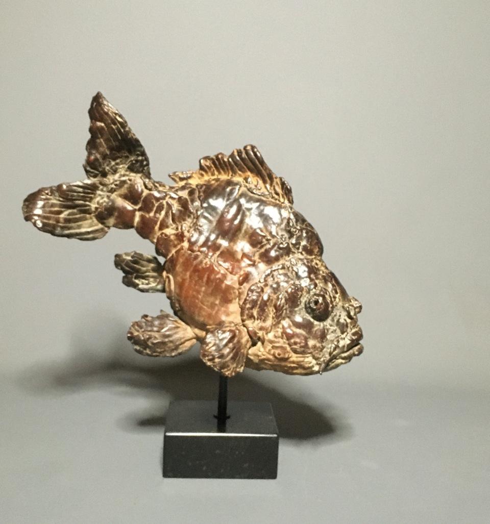 Sculpture Hieronymus en bronze représentant un poisson, patine marron contemporaine, en stock 