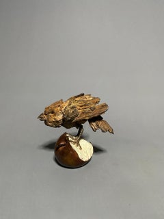 Mus op Appel Gorrión sobre Manzana Escultura Bronce Pájaro Fruta En Stock