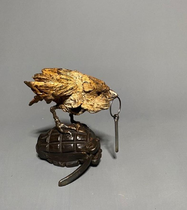 Pieter Vanden Daele Figurative Sculpture - Mus op Granaat Sparrow on Grenade Bird Birds Bronze Sculpture