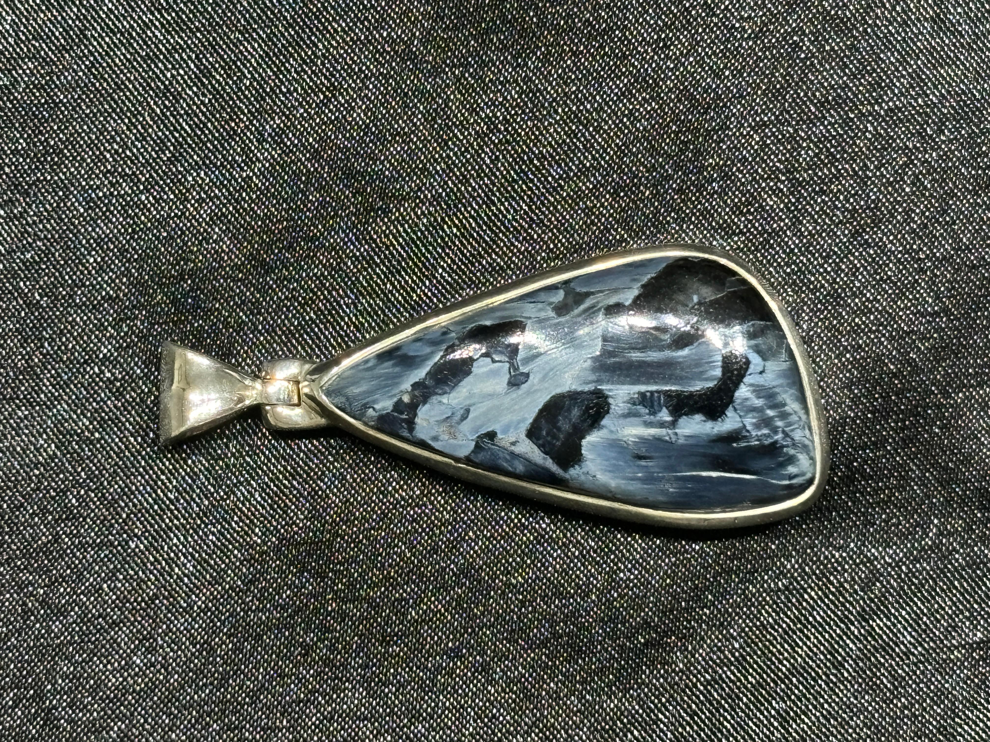 Ciondolo di malachite in argento Sterling realizzato a mano.

Questo splendido ciondolo presenta un'affascinante gemma di pietersite incastonata in argento sterling 925 lavorato a mano. La forma unica e organica della pietra ne esalta la bellezza