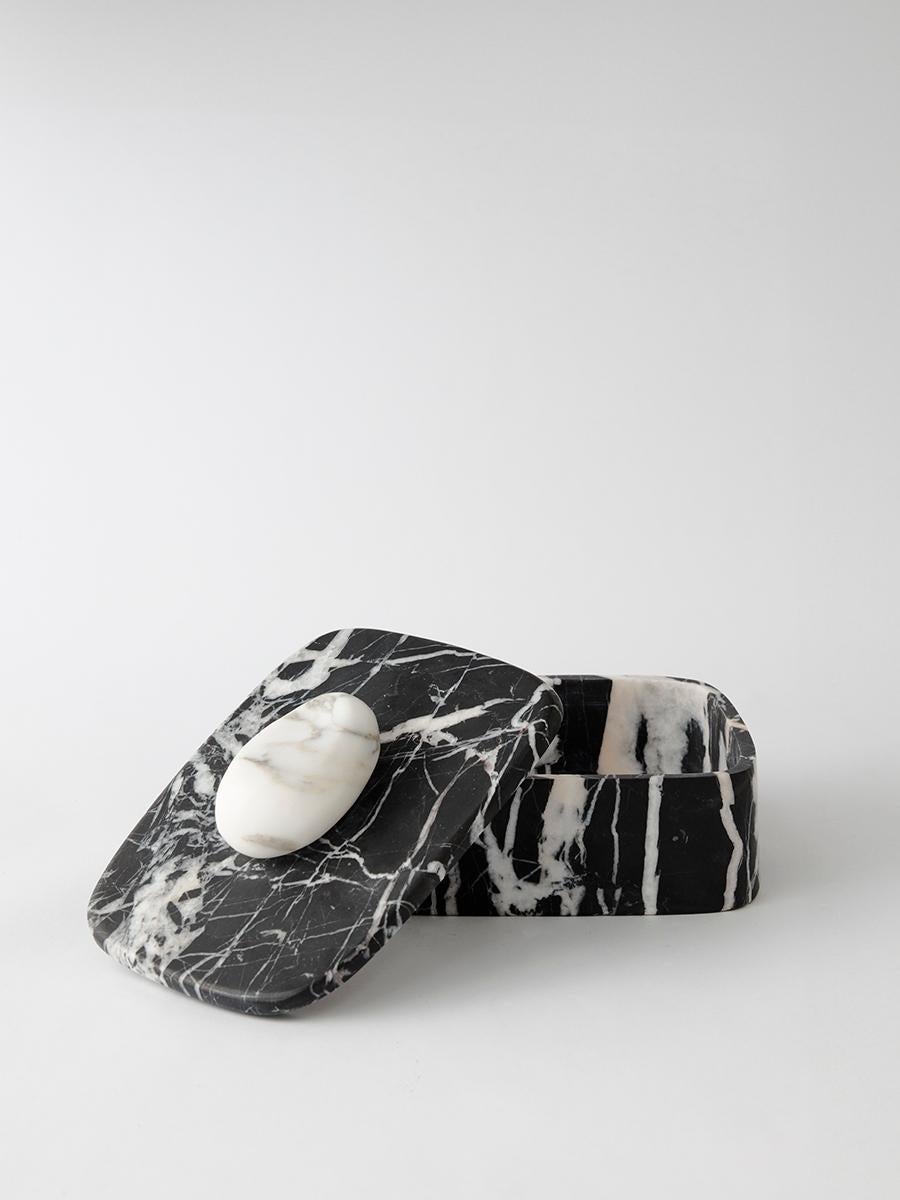 Tallada en uno de los cuatro tipos de mármol auténtico, la Caja Pietra presenta una lúdica fusión de materiales clásicos y diseño moderno. Con un asa de piedra complementaria, esta caja decorativa de mármol combina forma y función.

Influenciada por