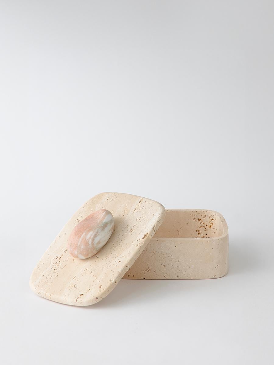 Tallada en uno de los cuatro tipos de mármol auténtico, la Caja Pietra presenta una lúdica fusión de materiales clásicos y diseño moderno. Con un asa de piedra complementaria, esta caja decorativa de mármol combina forma y función.

Influenciada por