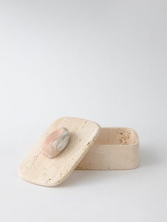 Caja Pietra Travertino y Rosa de Greg Natale