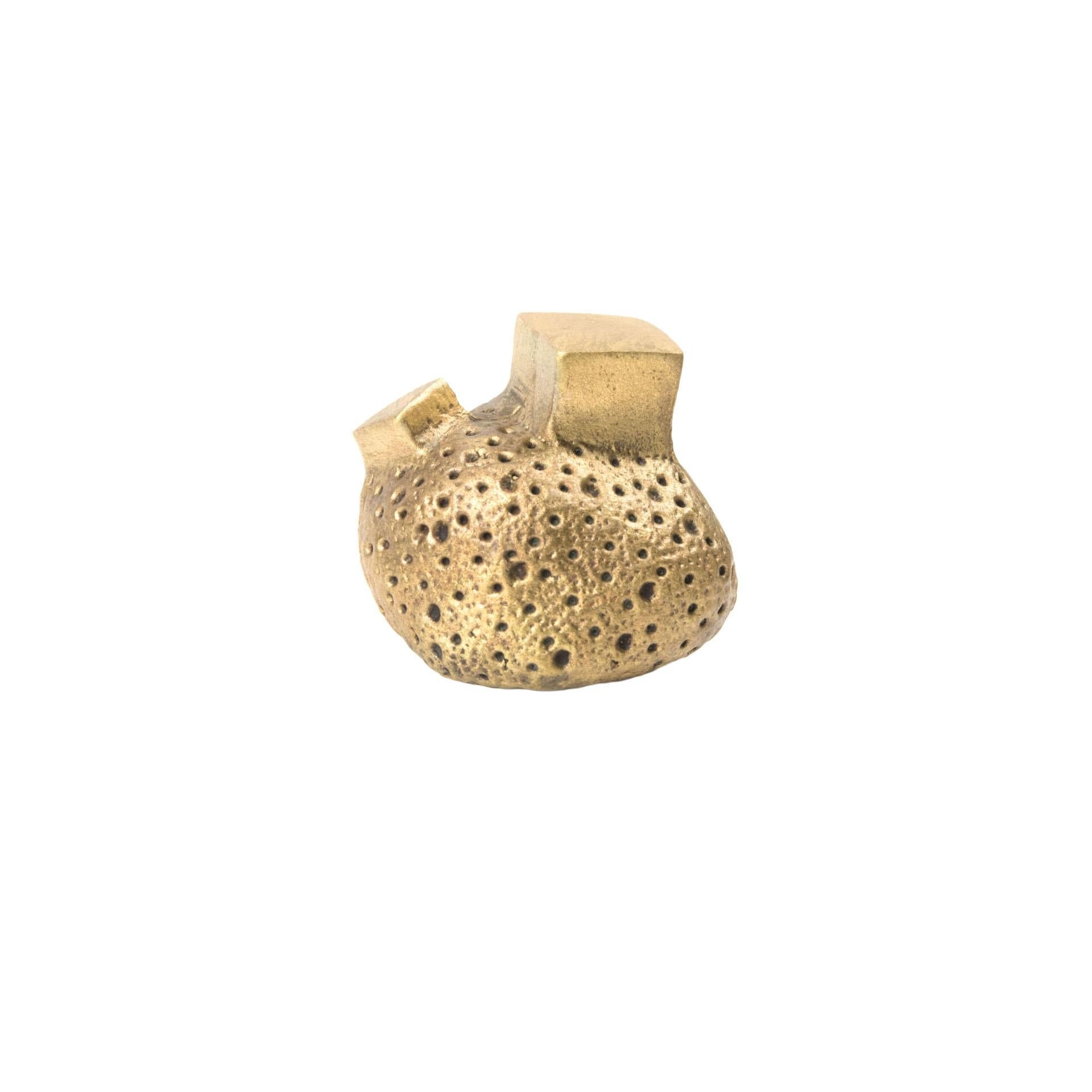 NIVA design presenta un'originale collezione di pomelli ispirati alla natura.
Ogni pomello è un pezzo unico, una sorta di gioiello realizzato con la tecnica della fusione a cera persa.
Le maniglie e i pomelli delle porte sono realizzati con una