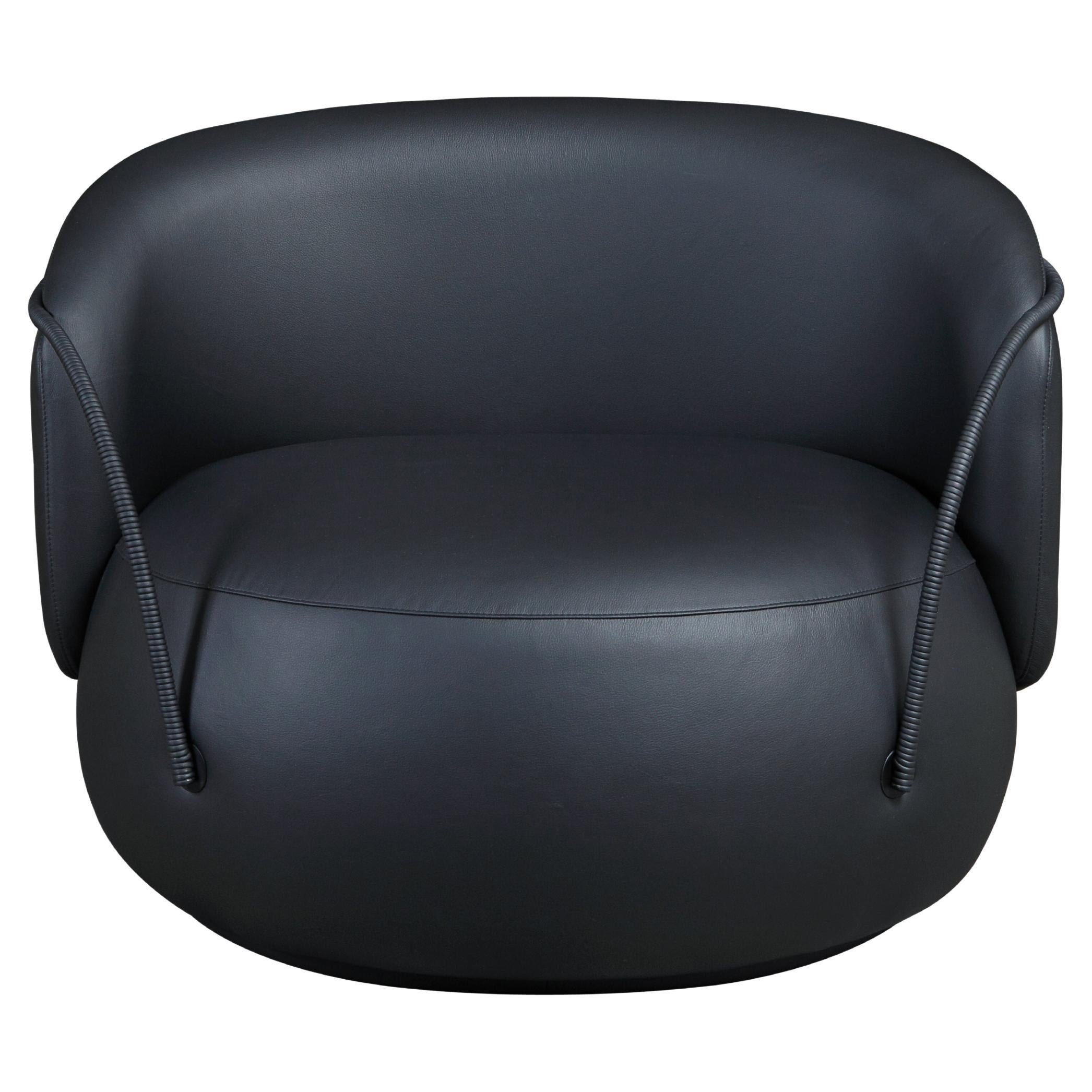 "Pietra" Sillón Curvo con Brazos Tapizado en Piel Natural Negra