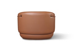Fauteuil incurvé Pietra avec bras tapissés de cuir naturel caramel