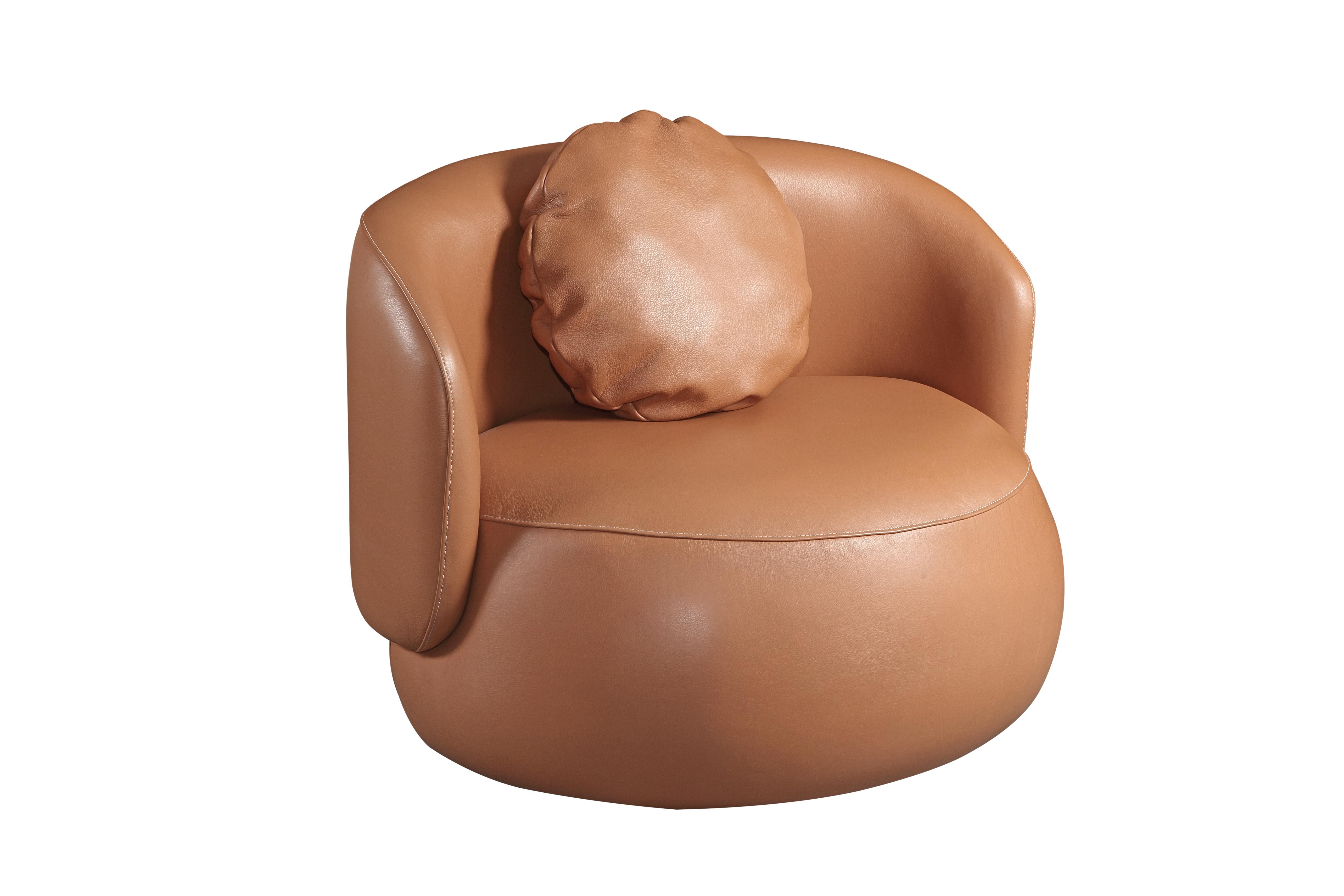 Gebogener, drehbarer Sessel „Pietra“ aus natürlichem Leder, gepolstert in Wisky-Farbe (Moderne) im Angebot