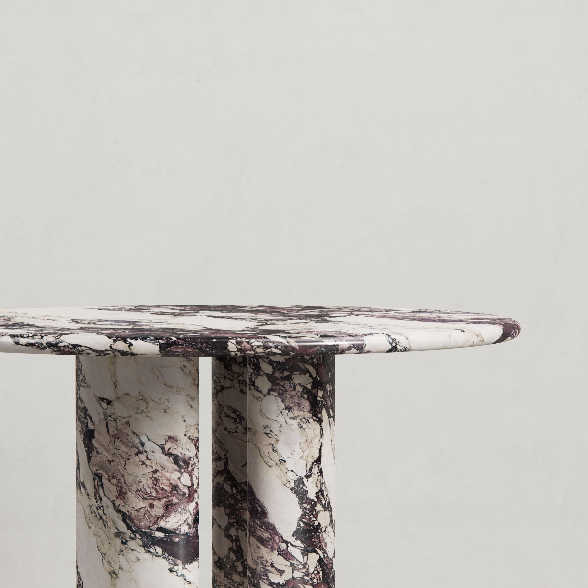 Wir stellen den Pietra Dining- oder Feature-Tisch vor, eine neue Ergänzung der Pietra Collection.

Entworfen von Just Adele. Dieses Design wird aus einem italienischen Natursteinblock herausgearbeitet, um organische Kurven und nierenförmige Beine zu
