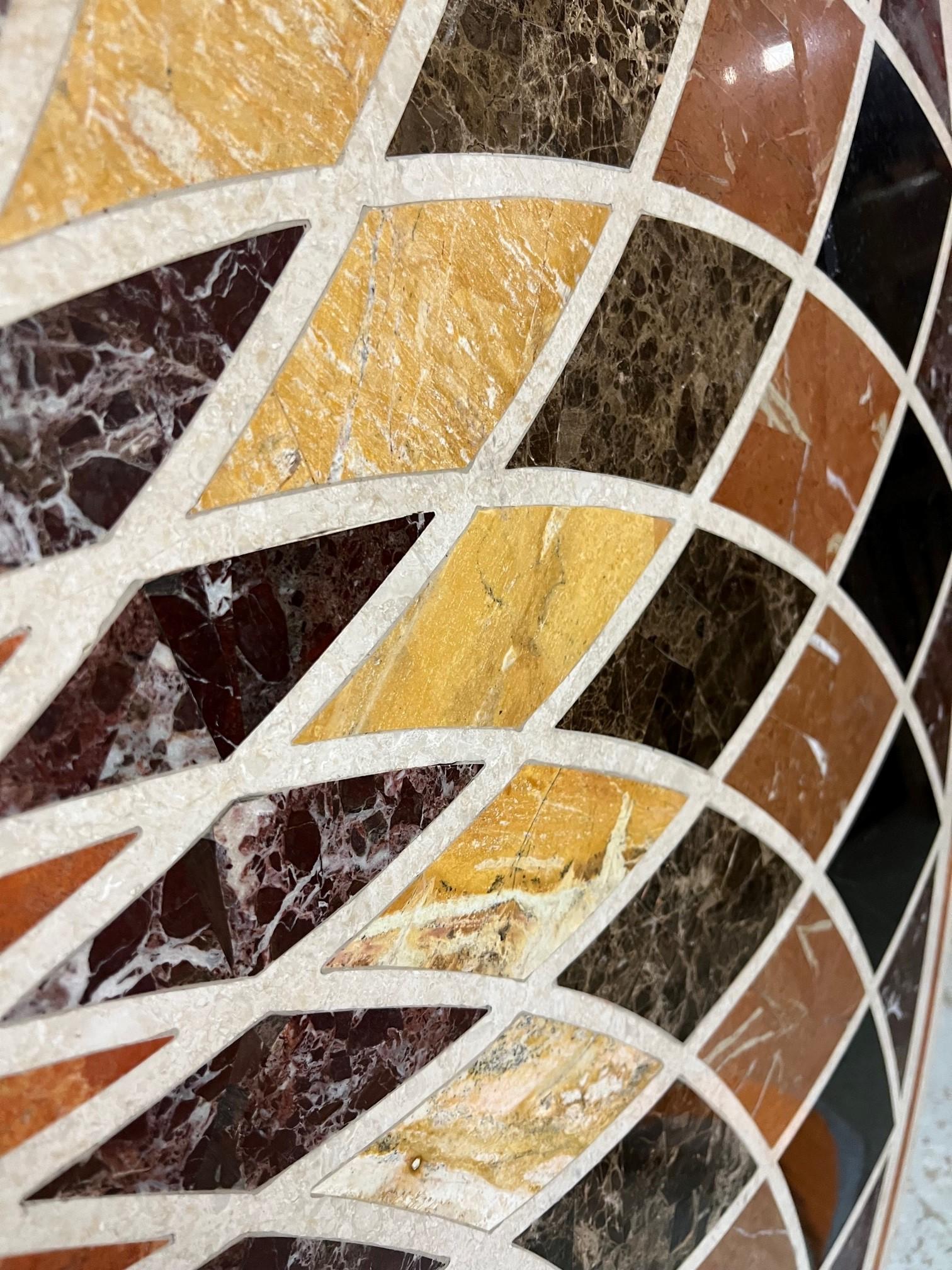 Table ronde Pietra Dura de 60 pouces, plateau en mosaïque de pierre   en vente 5
