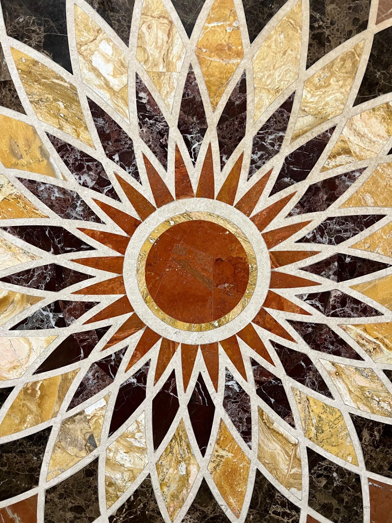 Indien Table ronde Pietra Dura de 60 pouces, plateau en mosaïque de pierre   en vente