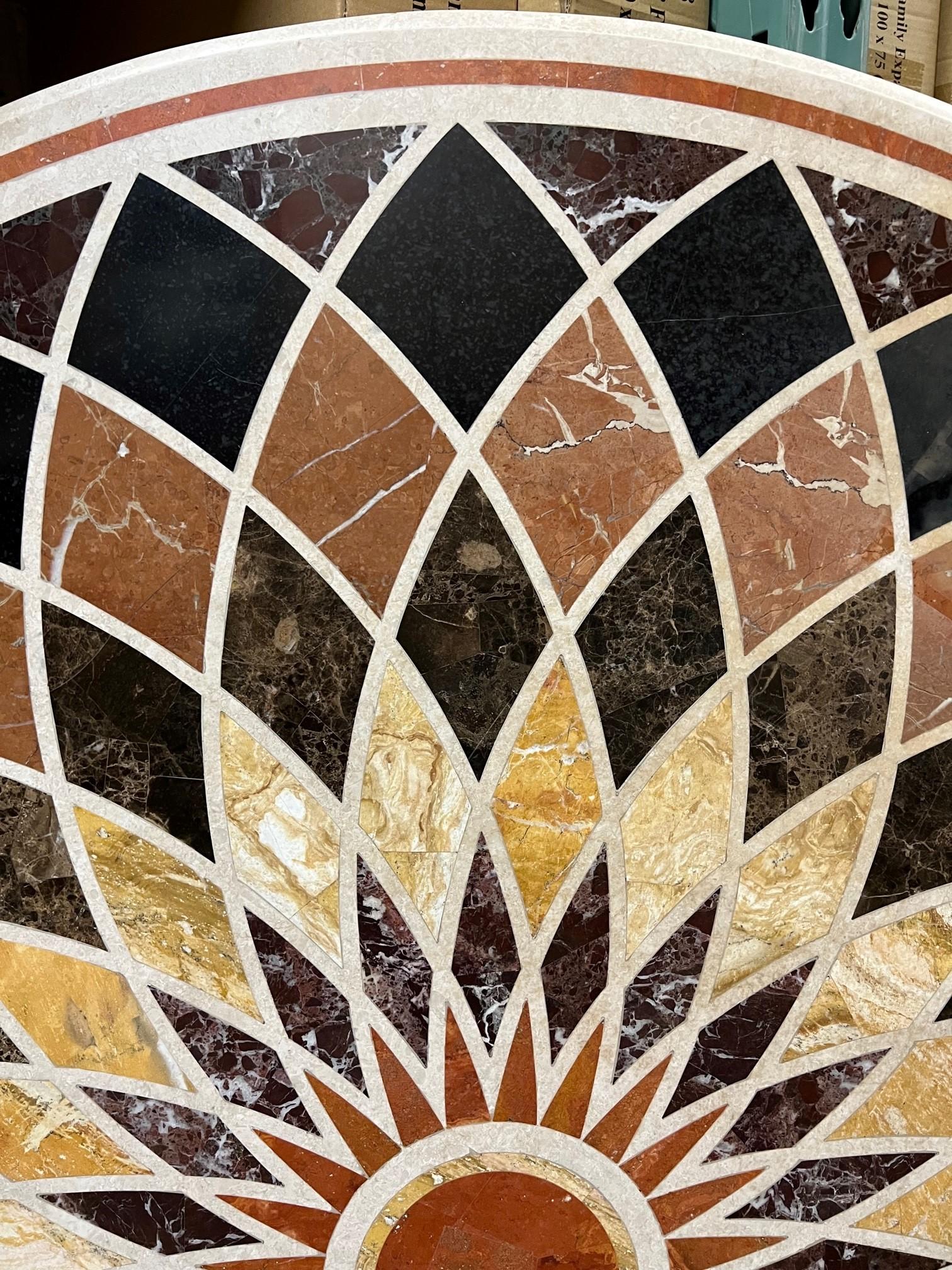 Incrusté Table ronde Pietra Dura de 60 pouces, plateau en mosaïque de pierre   en vente