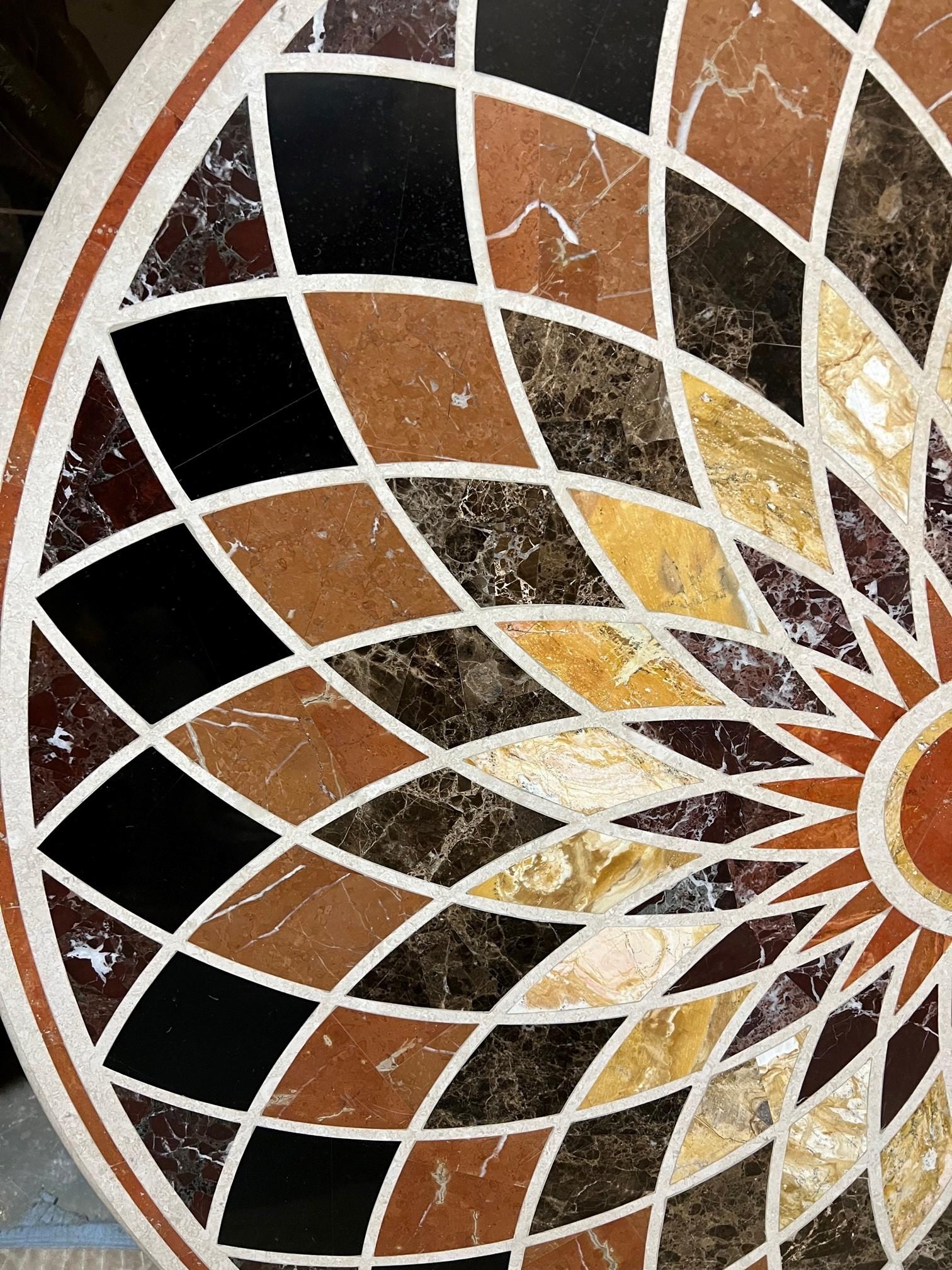 Table ronde Pietra Dura de 60 pouces, plateau en mosaïque de pierre   Bon état - En vente à Stamford, CT