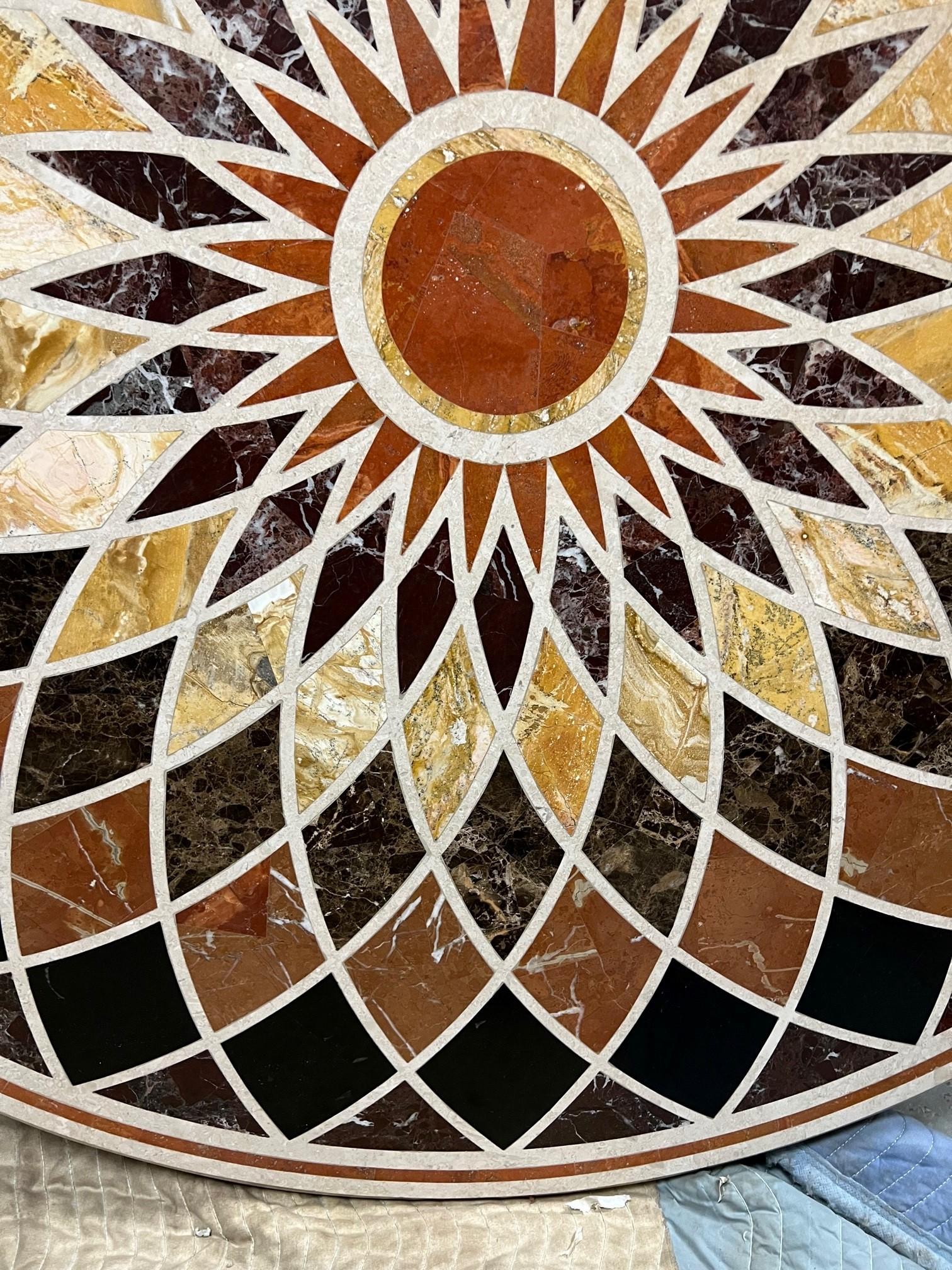 20ième siècle Table ronde Pietra Dura de 60 pouces, plateau en mosaïque de pierre   en vente