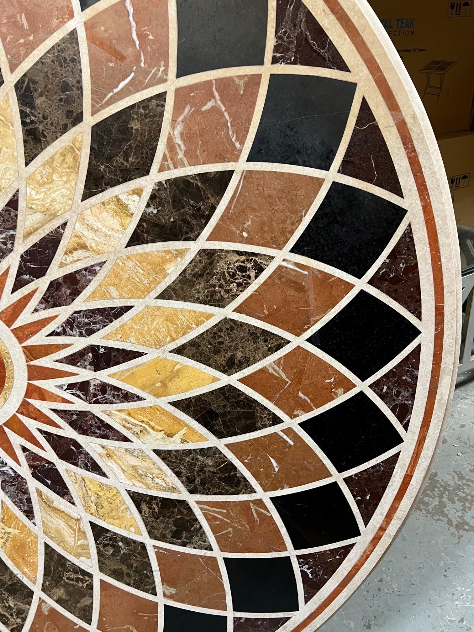 Pierre Table ronde Pietra Dura de 60 pouces, plateau en mosaïque de pierre   en vente