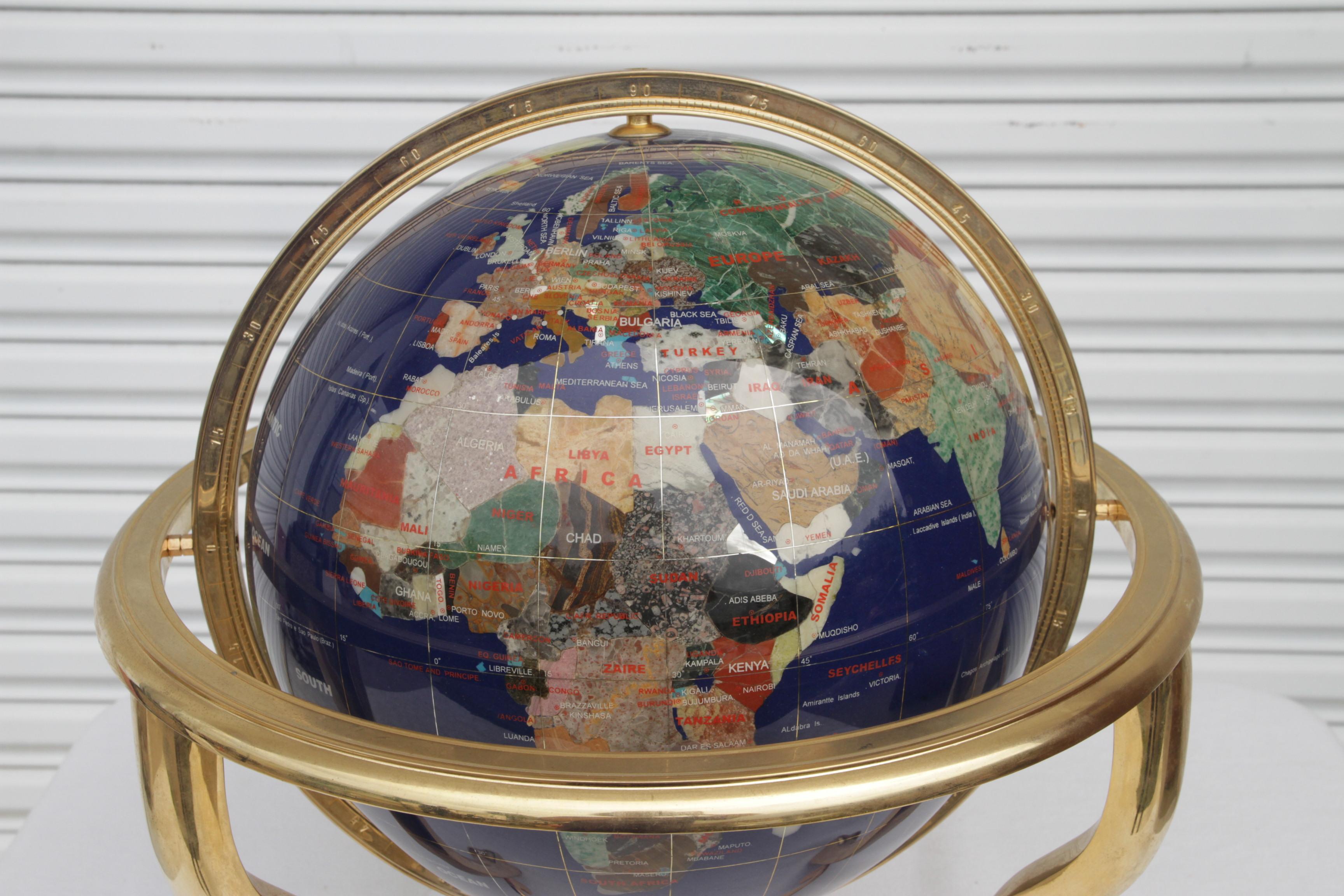 Laiton Globe Pietra Dura et laiton attribué à Maitland Smith en vente
