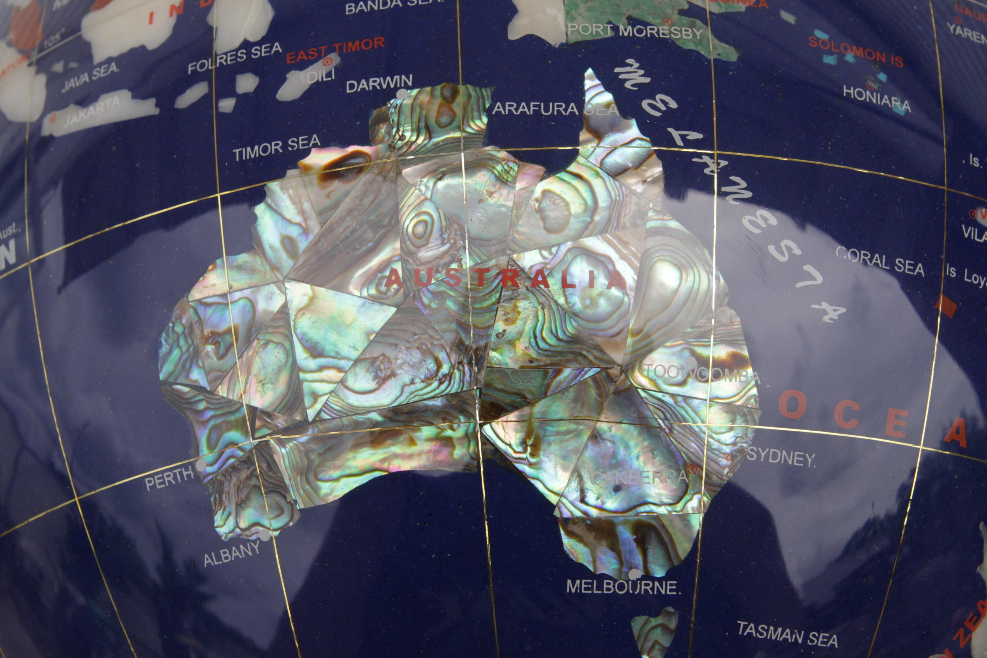 Globe Pietra Dura et laiton attribué à Maitland Smith en vente 2