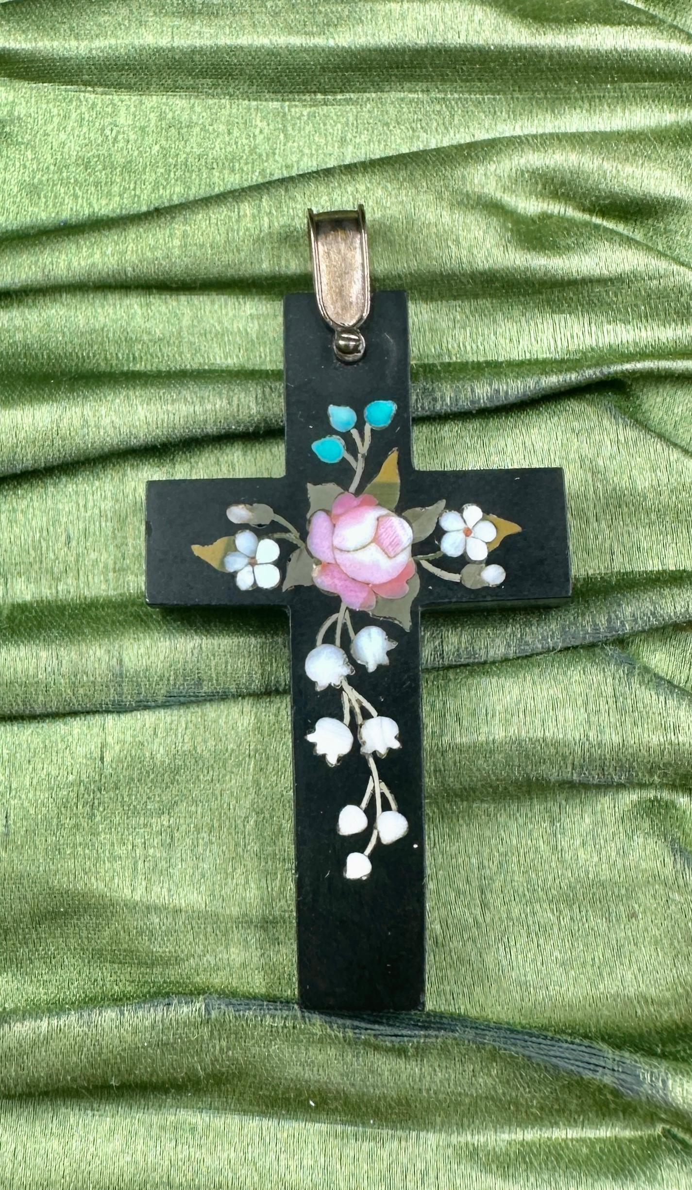 Lasciati conquistare da questo antico ciondolo vittoriano in pietra dura di qualità museale in oro 10 carati con intarsi di pietre semipreziose incastonate in una croce di onice nero che crea un'immagine a mosaico di una rosa, un mughetto e un fiore