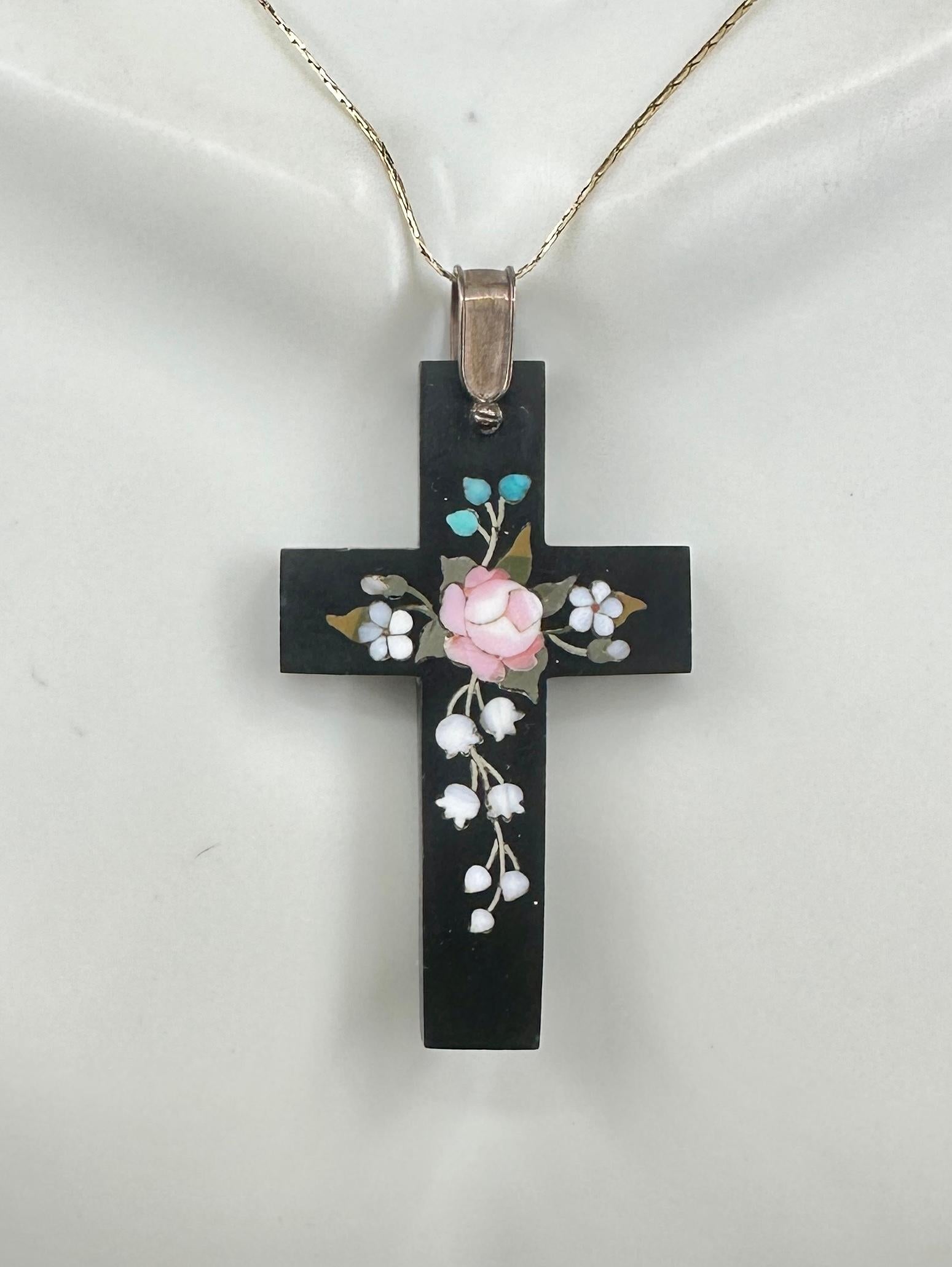 Taglio misto Pietra Dura Croce Rosa Mughetto Collana con ciondolo in oro vittoriano in vendita