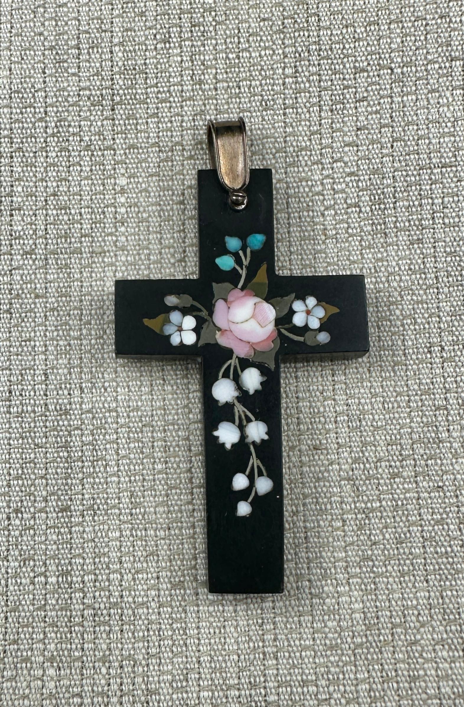 Pietra Dura Croce Rosa Mughetto Collana con ciondolo in oro vittoriano In condizioni ottime in vendita a New York, NY
