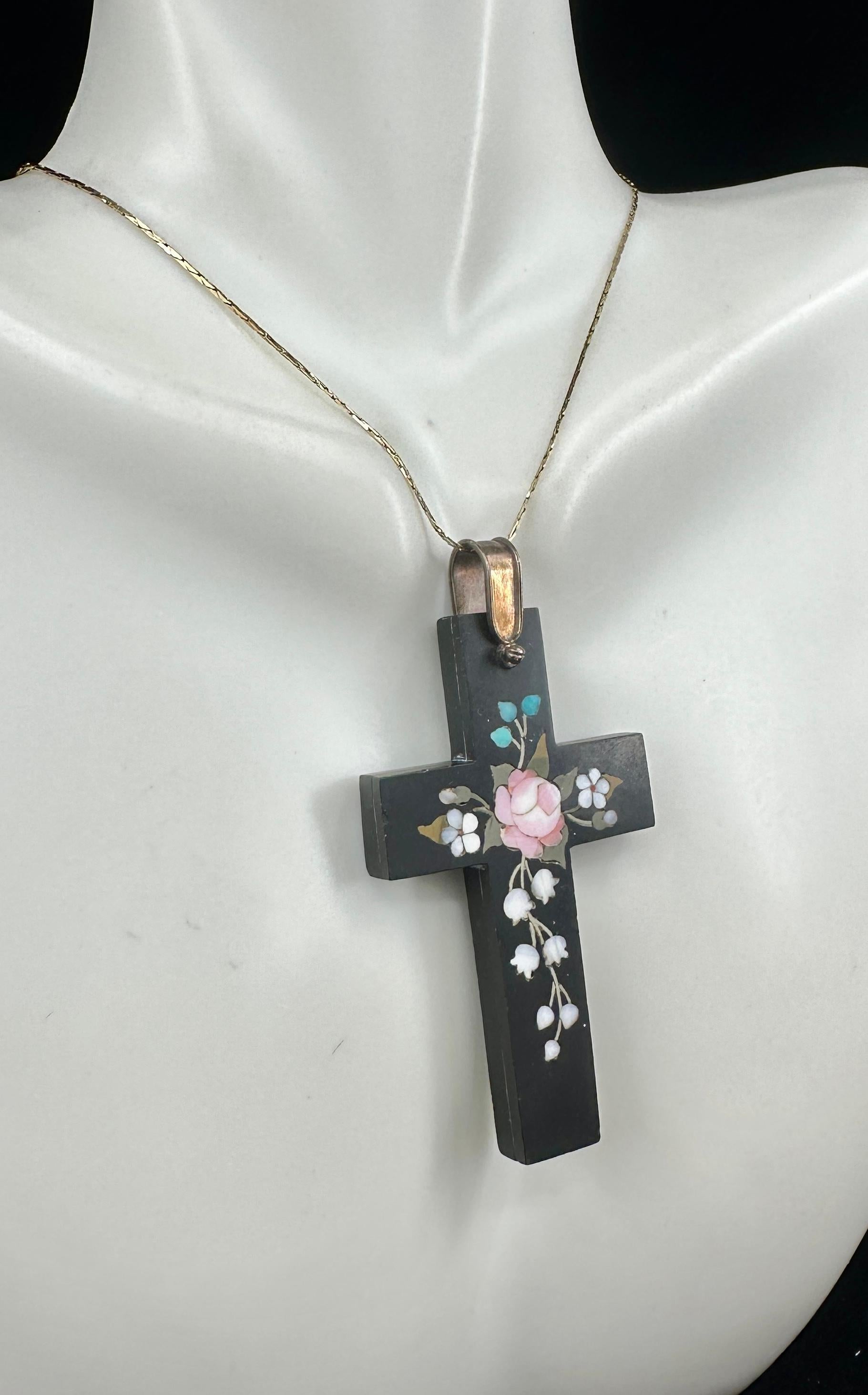 Pietra Dura Croce Rosa Mughetto Collana con ciondolo in oro vittoriano in vendita 3