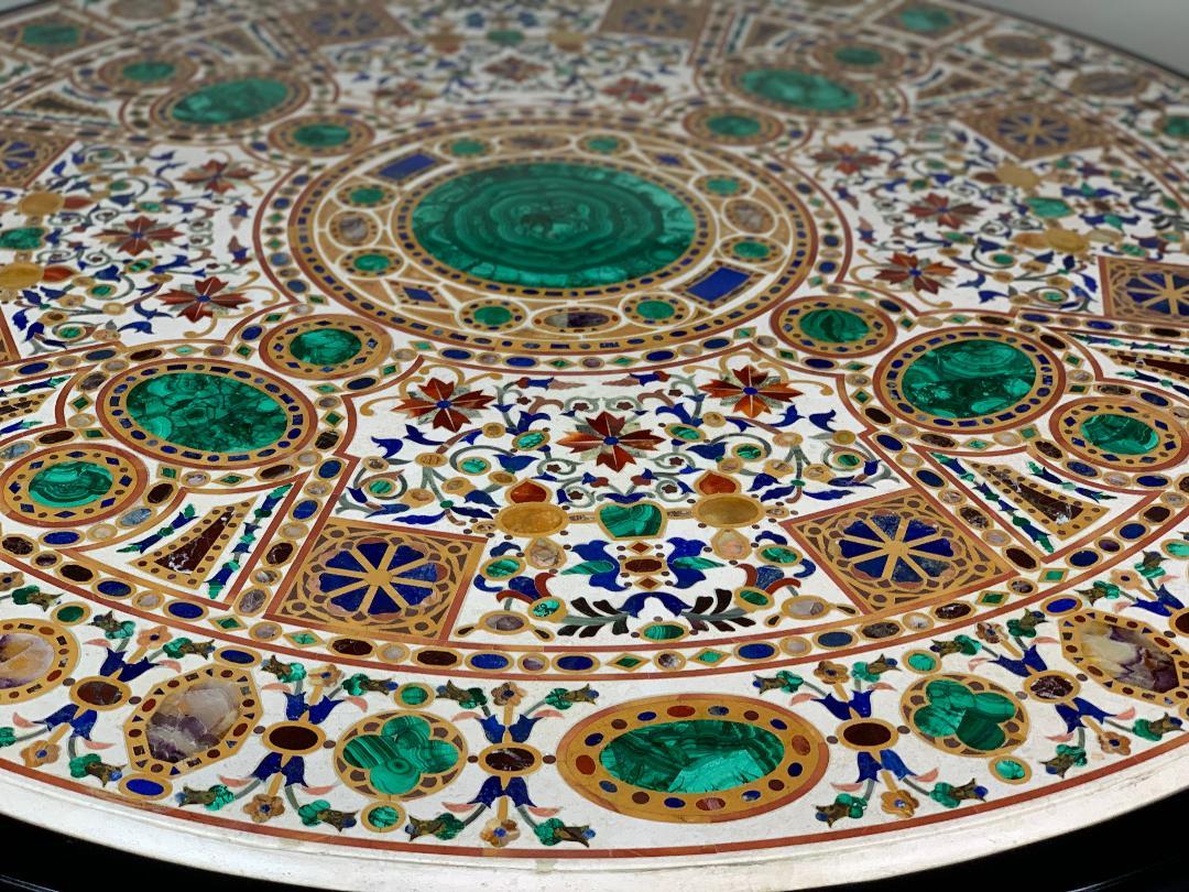 Table Empire en Pietra Dura. Marbre de malachite, d'améthyste, de lapis-lazuli, de citrine et de sienne incrusté dans du marbre blanc. Le bois est Tineo.