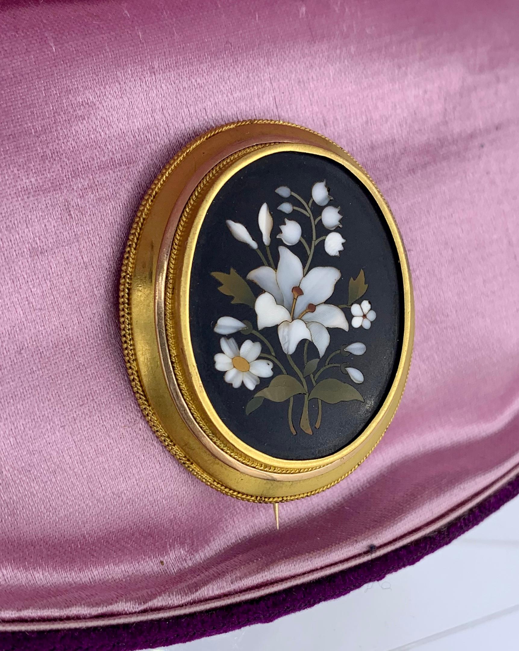 Broche épingle ancienne victorienne étrusque en or avec fleur en Pietra Dura et libellule de vallée en vente 2