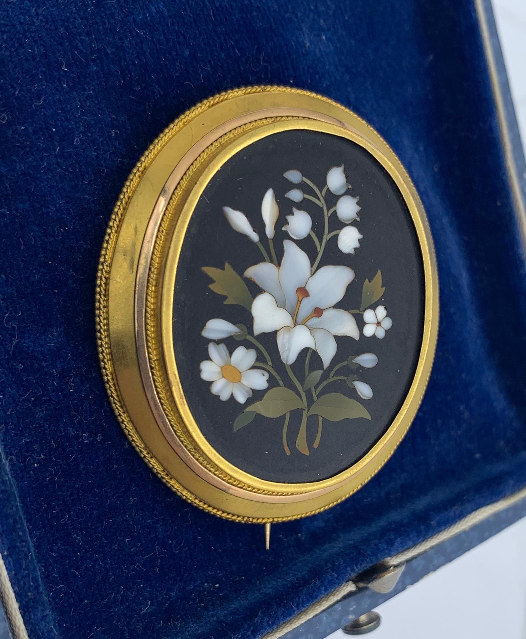 Broche épingle ancienne victorienne étrusque en or avec fleur en Pietra Dura et libellule de vallée en vente 3