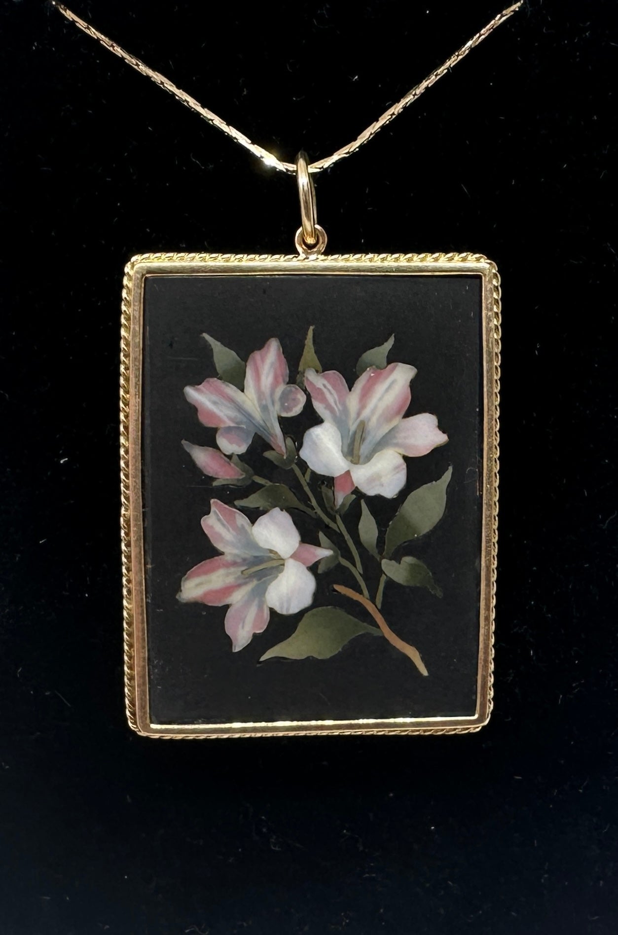 Vittoriano Collana con ciondolo a forma di fiore di giglio in pietra dura in oro 14 carati Lily Antiques in vendita