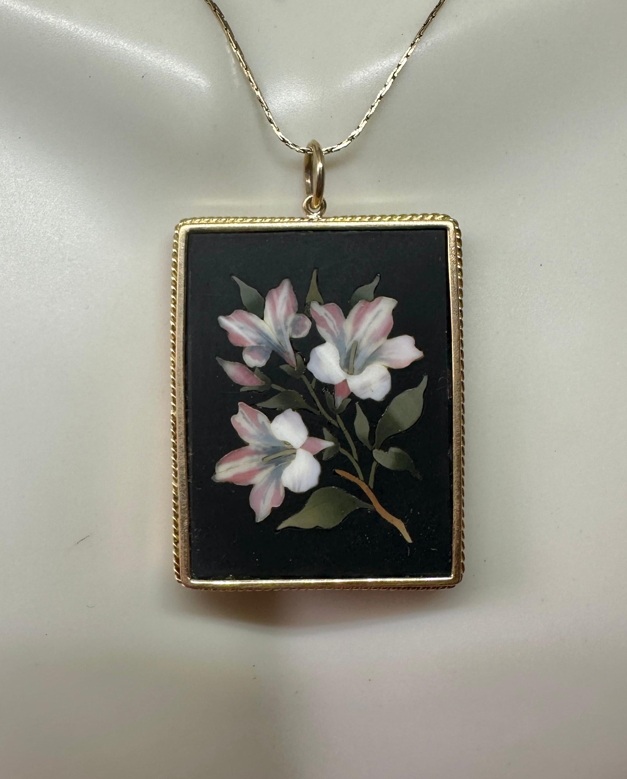 Taglio misto Collana con ciondolo a forma di fiore di giglio in pietra dura in oro 14 carati Lily Antiques in vendita