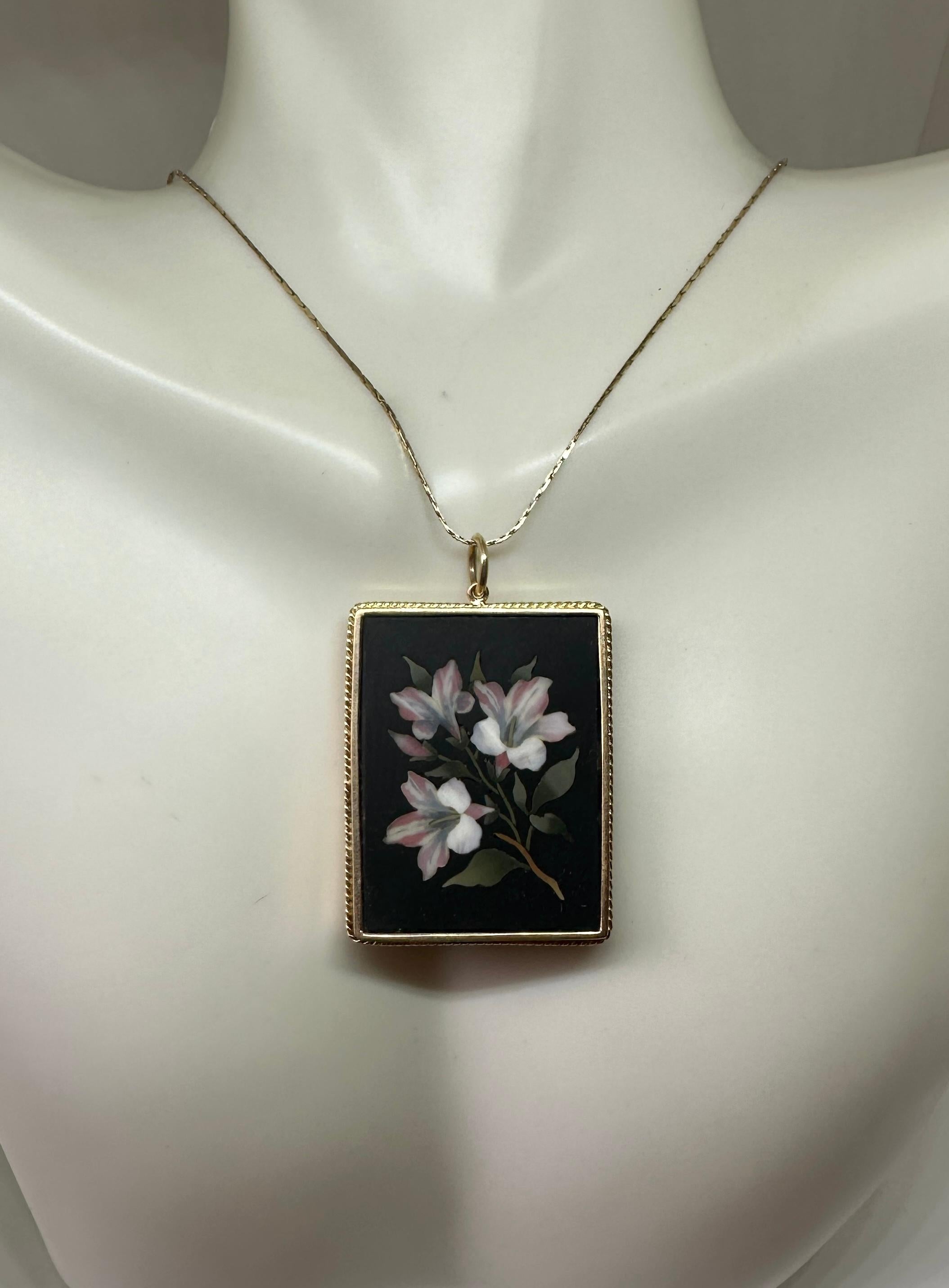 Collana con ciondolo a forma di fiore di giglio in pietra dura in oro 14 carati Lily Antiques In condizioni ottime in vendita a New York, NY