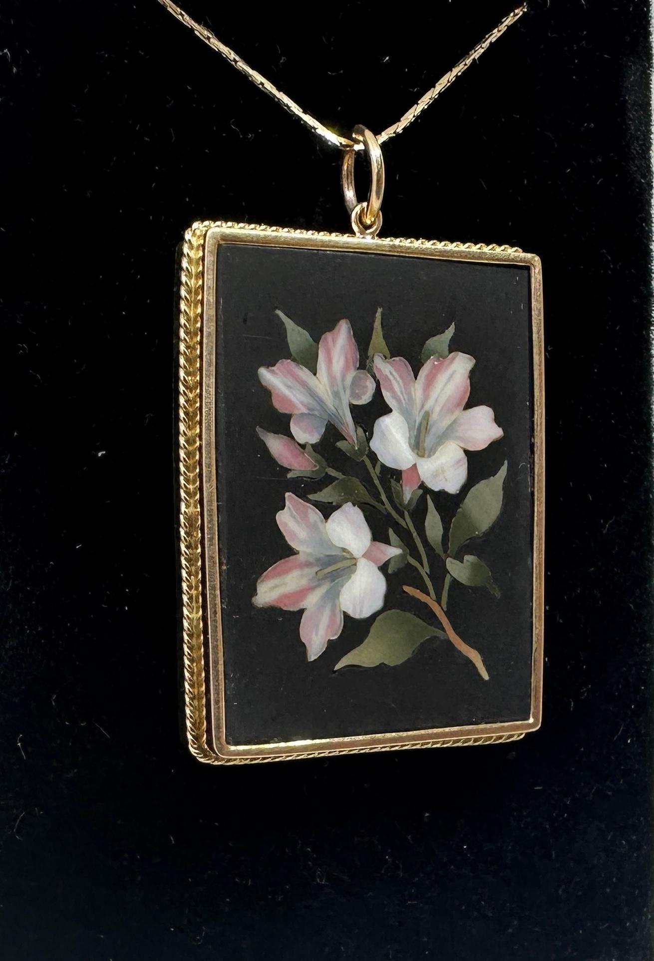 Collana con ciondolo a forma di fiore di giglio in pietra dura in oro 14 carati Lily Antiques in vendita 1